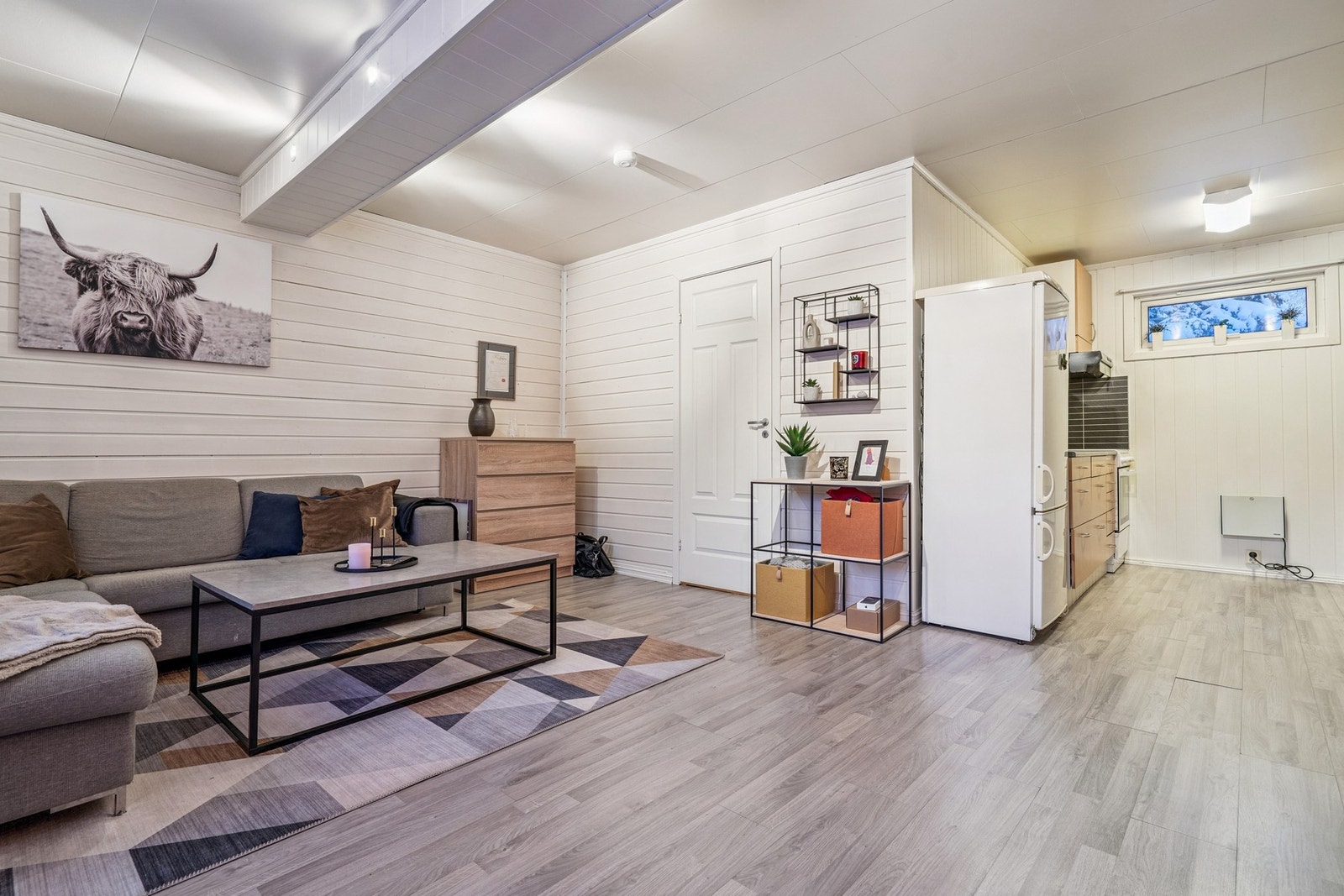 Utleiedelen har en praktisk åpen løsning mellom stue og kjøkken. Galleribilde