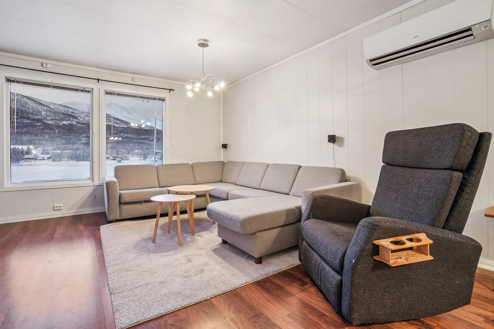 Stuen er utstyrt med en luft-til-luft varmepumpe for effektiv oppvarming. Galleribilde