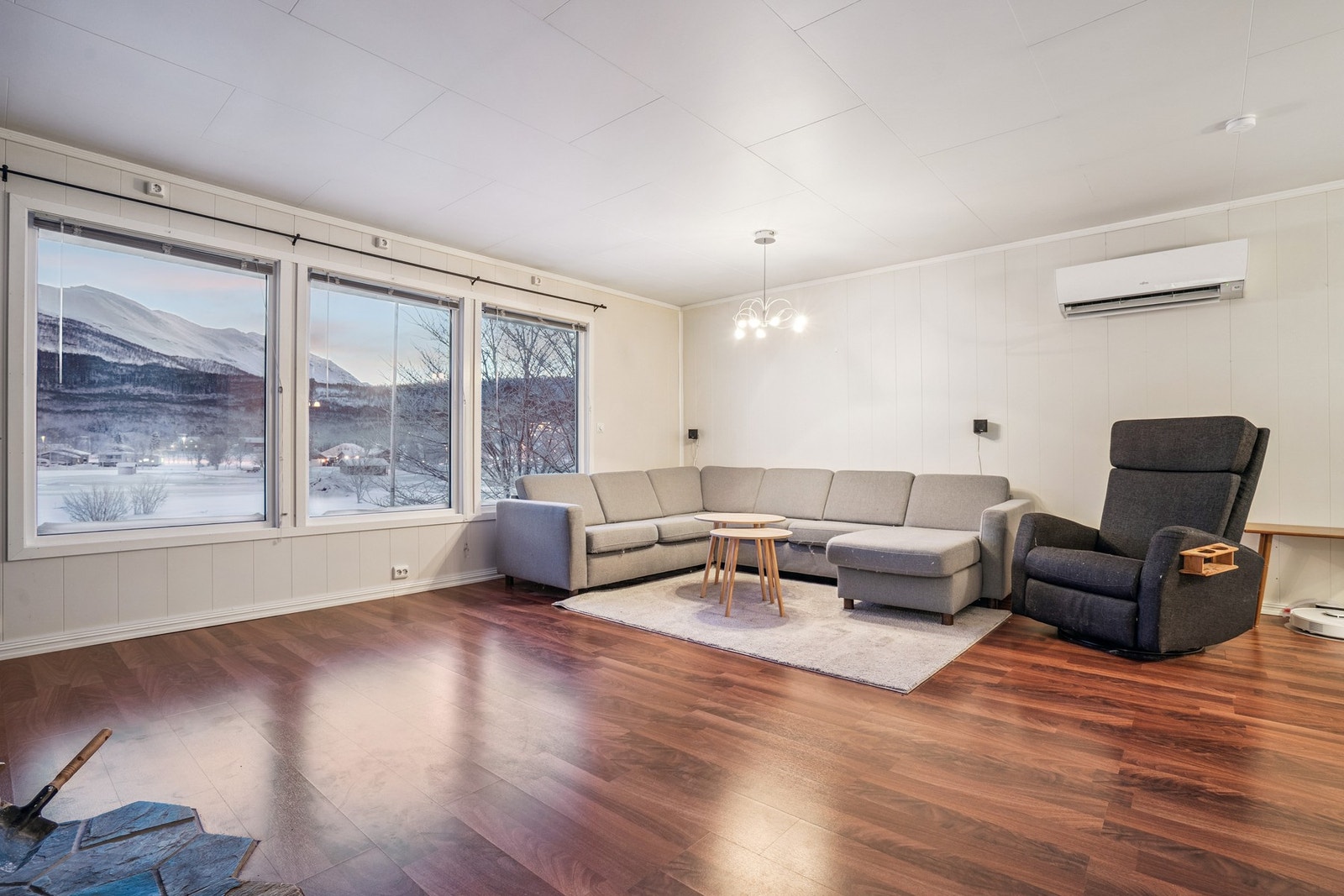 Stuen i hoveddelen har store vindusflater som gir rikelig med naturlig lys. Galleribilde