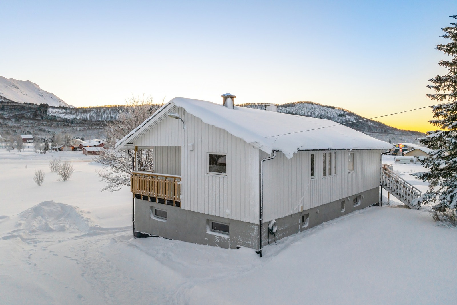 Boligen er oppført over to plan og inneholder en hoveddel og en utleiedel. Galleribilde