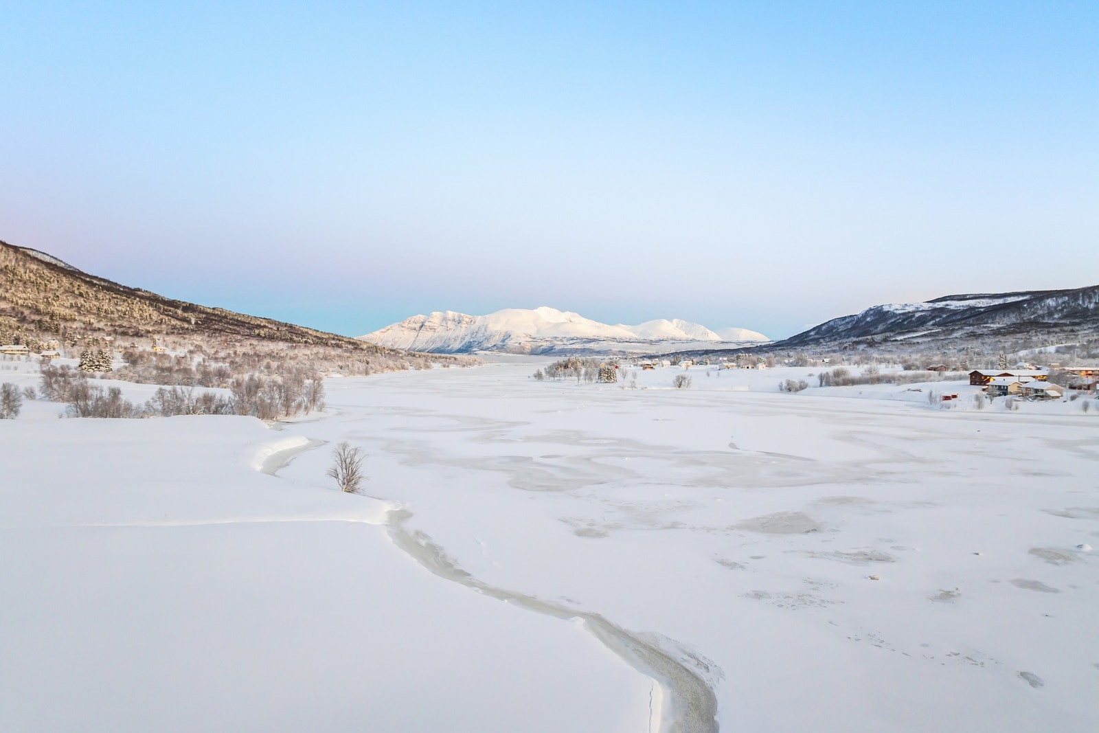 Et landlig og fredelig område med spredt bebyggelse. Galleribilde