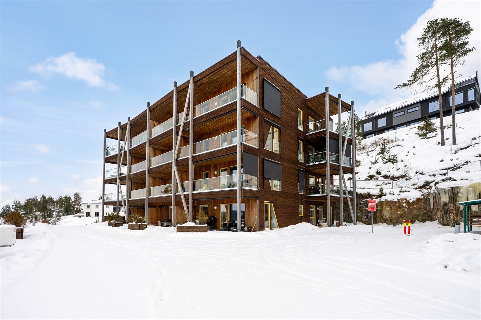 I front er det gangsti ut til sameiets fellestomt, som er opparbeidet med asfalterte og belyste adkomster, samt grøntarealer. Galleribilde