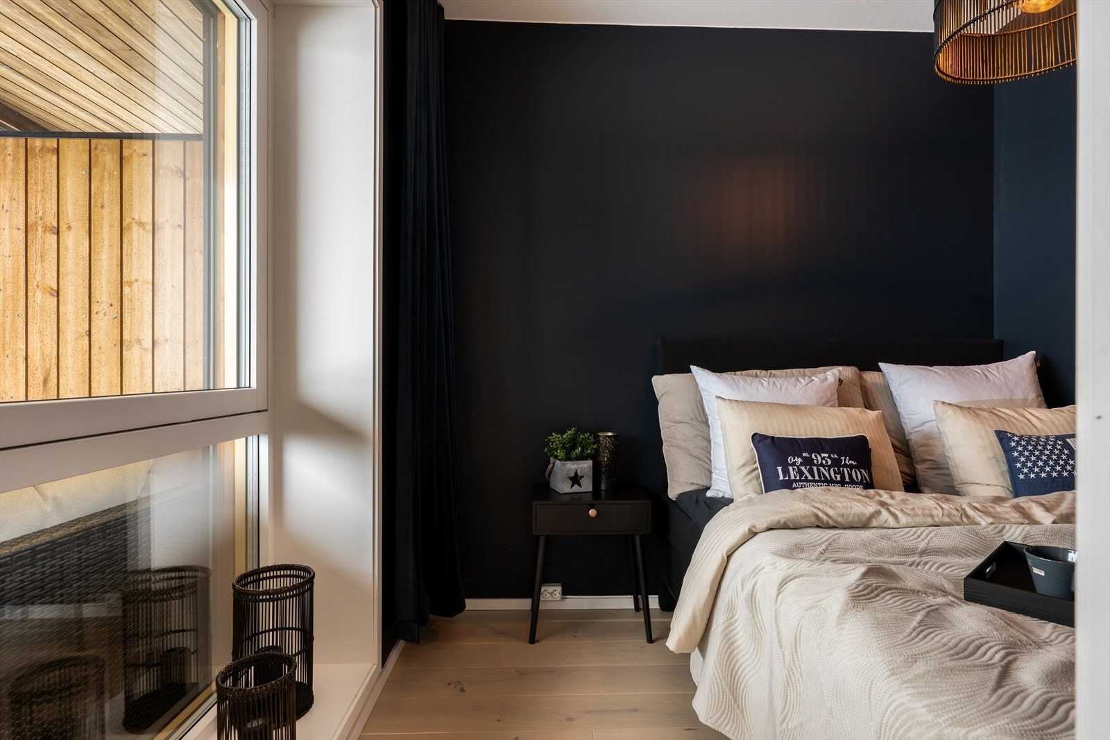 Soverommet vender ut mot terrasse. Galleribilde