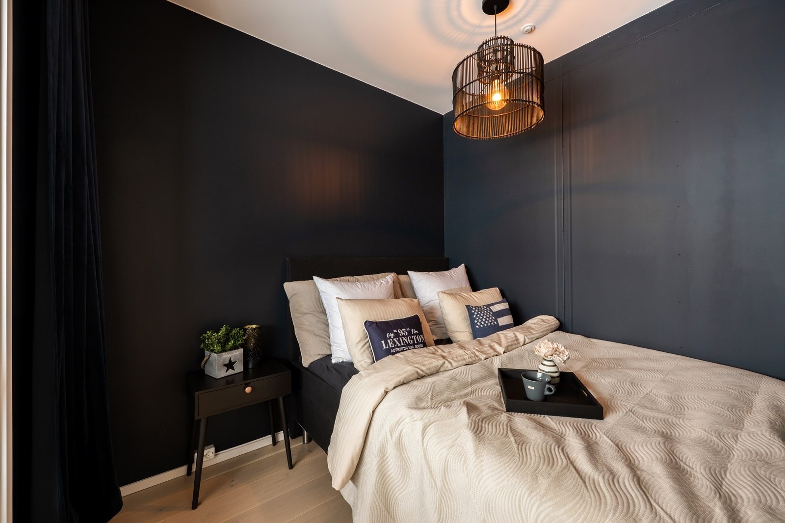 Leiligheten har ett soverom som er malt i en behagelig og mørk blånyanse. Galleribilde