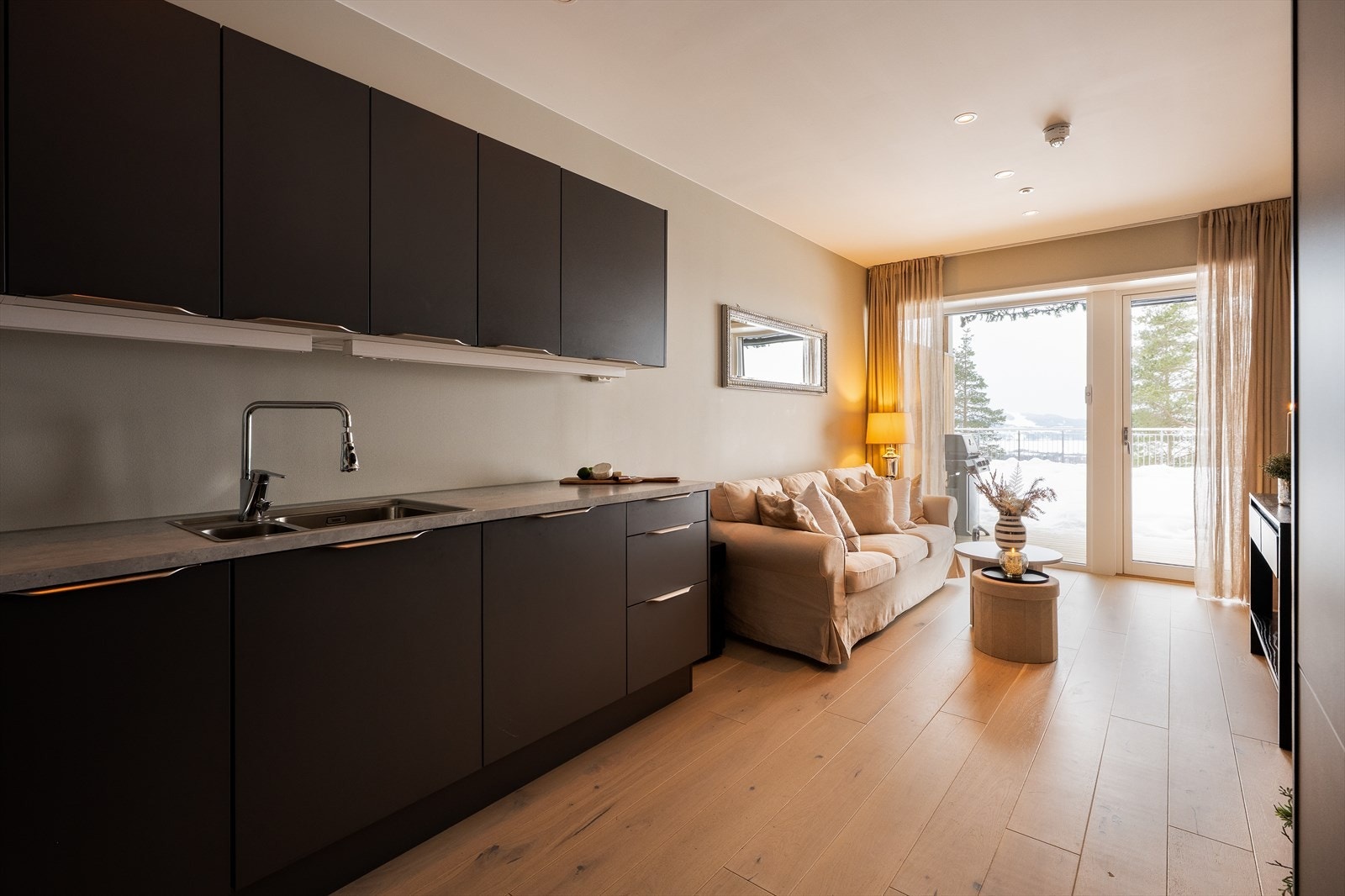 Kjøkkenet og stuen er i åpen løsning. Galleribilde