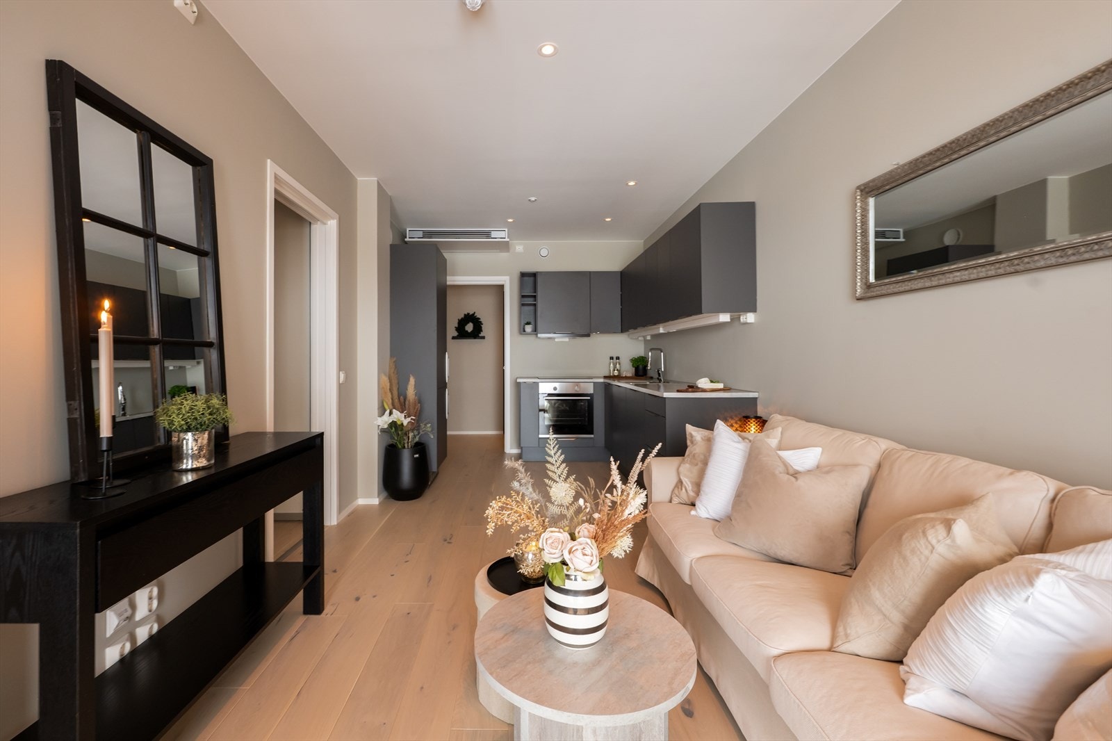 "CLIVET" viftekonvektor er installert i himling ved kjøkkenet. Galleribilde