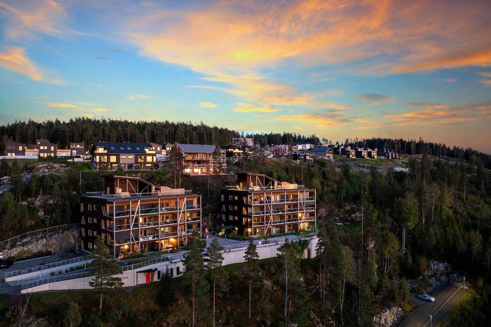 Eiendommen ligger på en høyde med nydelig utsikt mot Glomma og Fetsund. Galleribilde