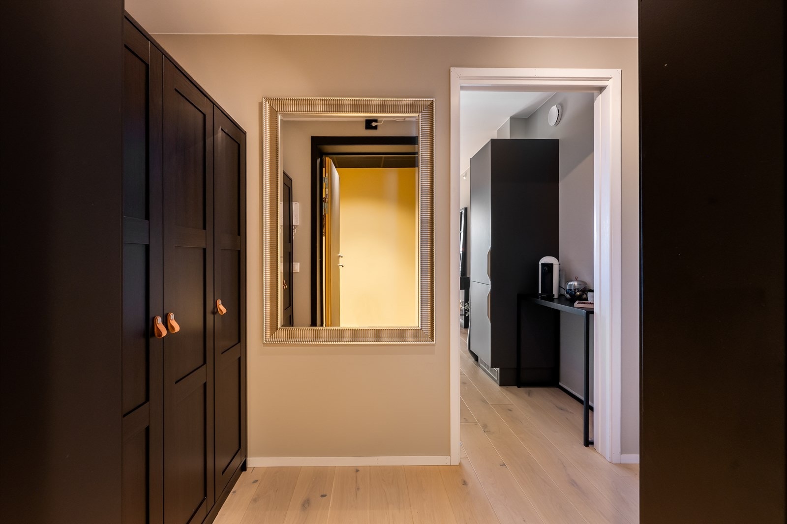 Det første som møter deg er en romslig entré med garderobeløsning. Galleribilde