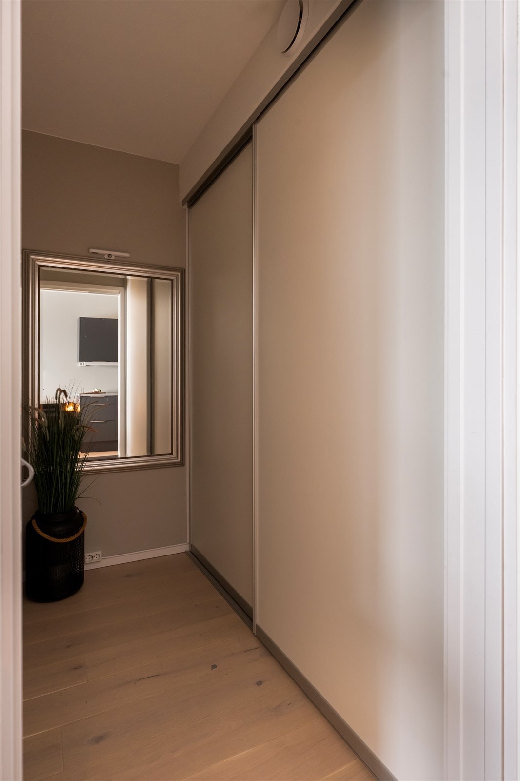 Praktisk bod med skyvedørsgarderobe for ekstra lagring. Tidligere del av soverom. Galleribilde