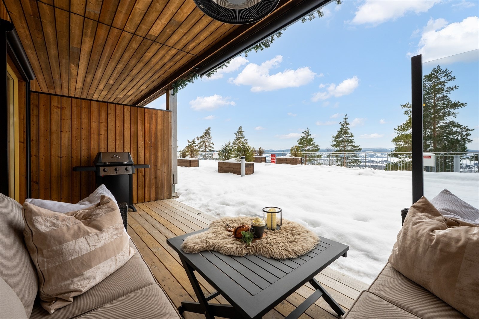 Fra stuen er det utgang til en fantastisk overbygd terrasse. Galleribilde