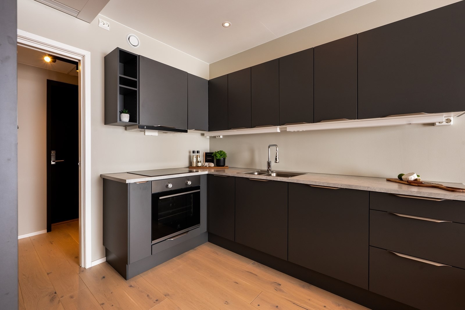 Innredningen har integrert koketopp, stekeovn, oppvaskmaskin og kombi kjøl/frys. Galleribilde