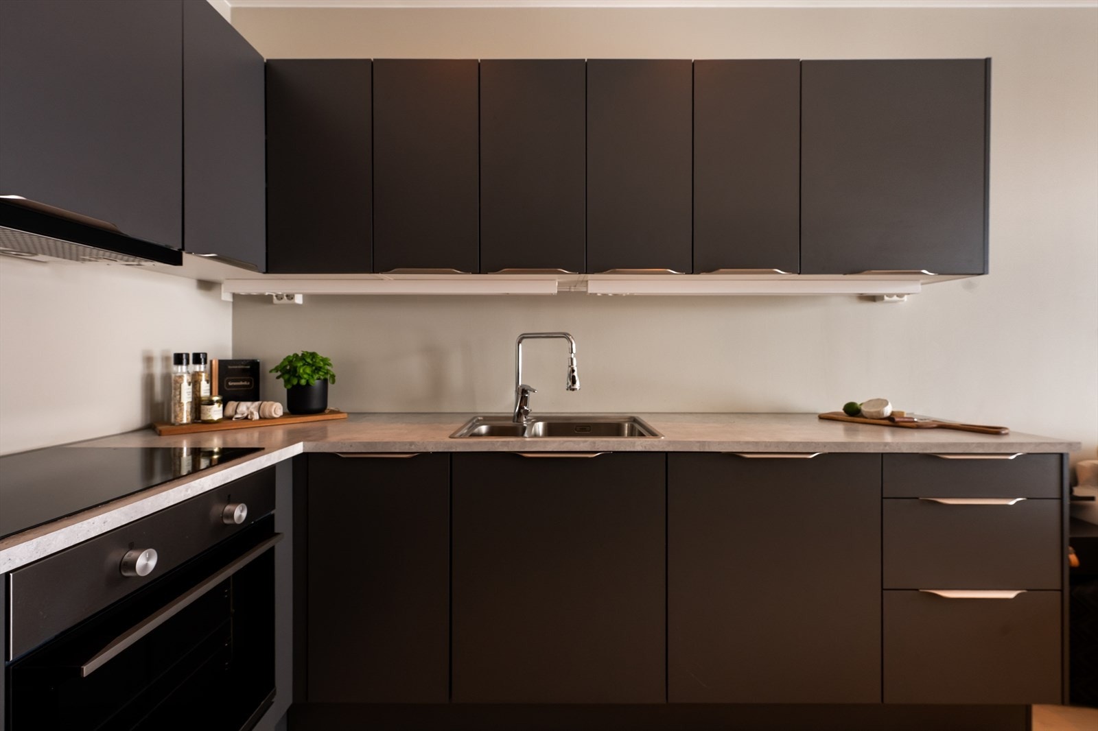 Det er montert belysning under overskap. Galleribilde