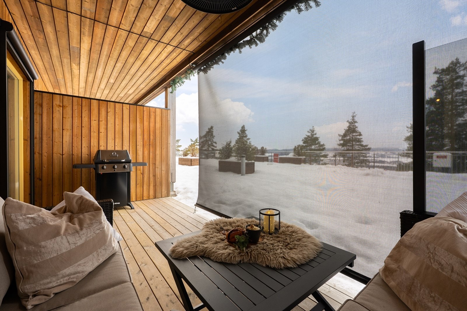 Det er montert screen på terrassen samt på terrassevinduet. Galleribilde