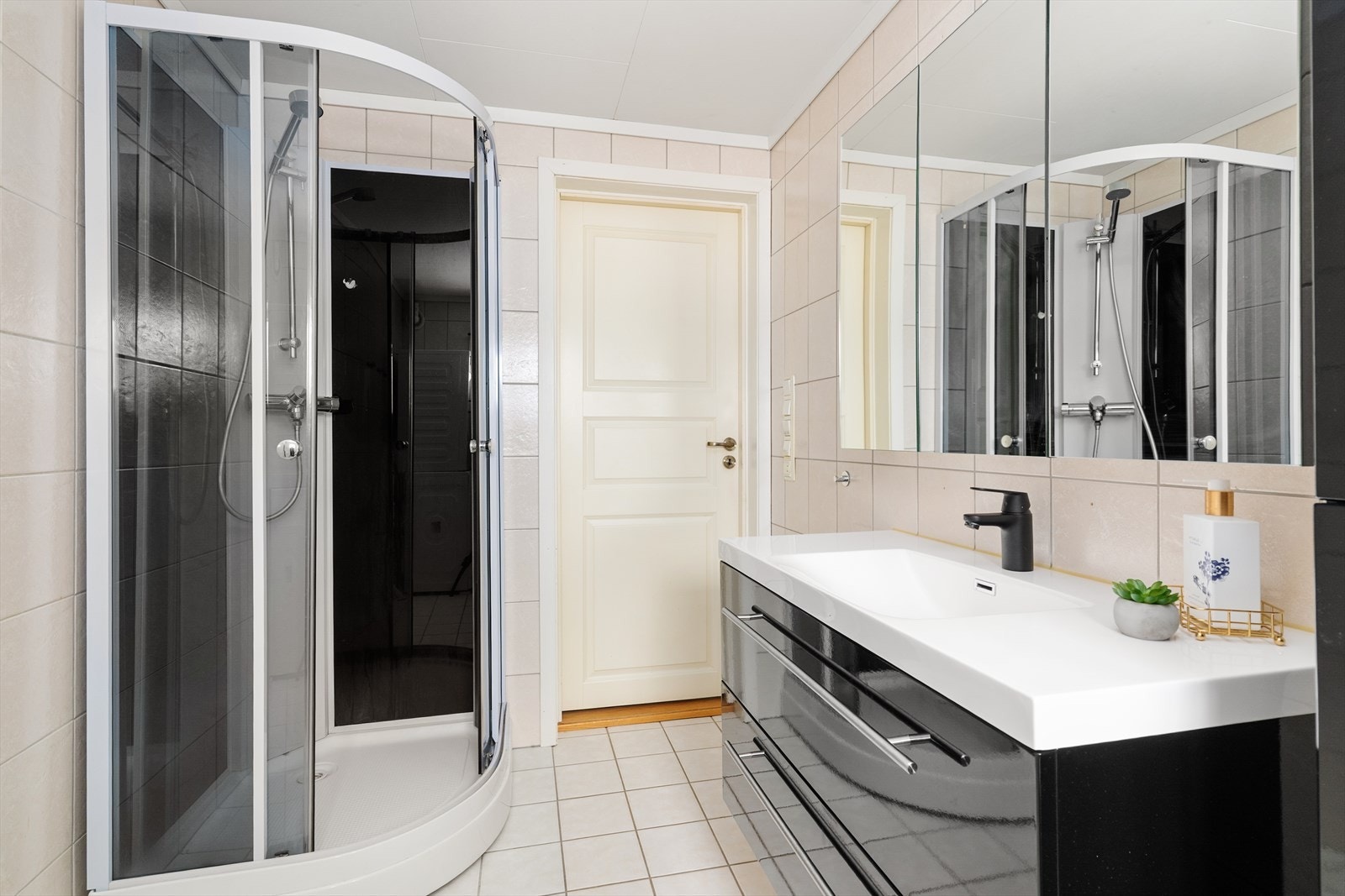 Det er montert nytt dusjkabinett og ny servantinnredning med tilhørende speil- og høyskap i juni 2023. Overflater består av flis på gulv og vegger, samt takessplater i tak. Galleribilde