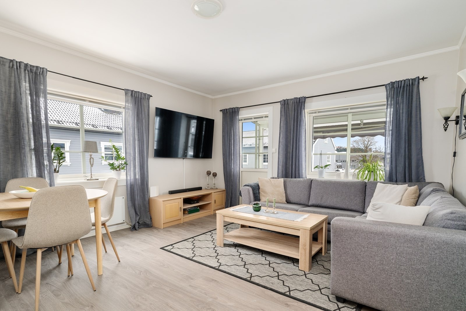 Leiligheten er i senere tid overflateoppusset, og innehar en fin standard. Lys og romslig stue med gode vindusflater og utgang til overbygget balkong mot vest. Galleribilde