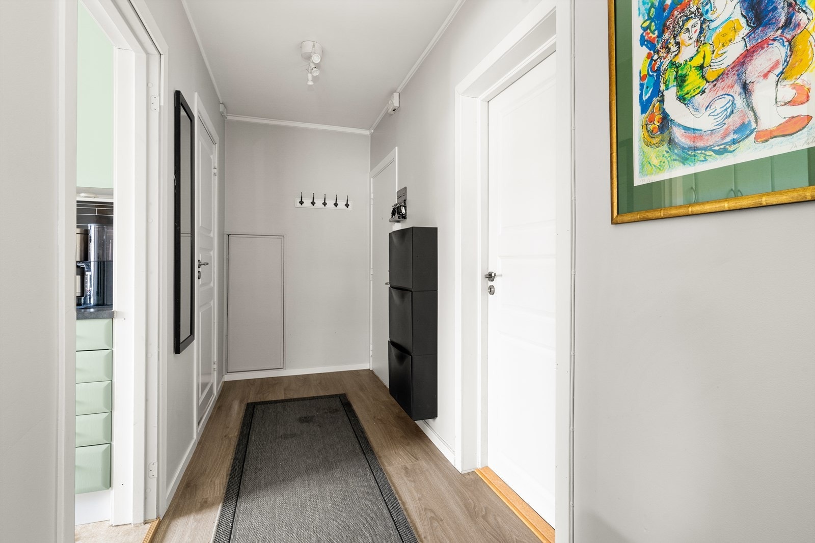Lys entré med fin plass til oppbevaringsmøblement for sko- og yttertøy. Leiligheten disponerer i tillegg én bod på loft og to boder i kjeller, samt parkering rett på utsiden. Galleribilde