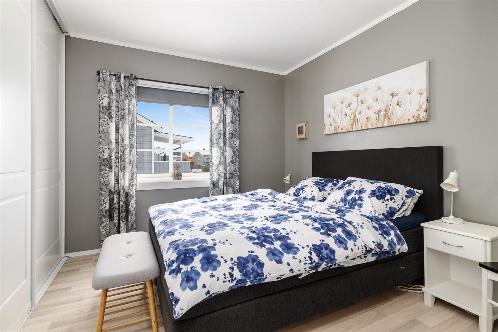 Leiligheten har to gode soverom. Hovedsoverommet har god plass til dobbeltseng og praktisk skyvedørsgarderobe for klesoppbevaring. Galleribilde