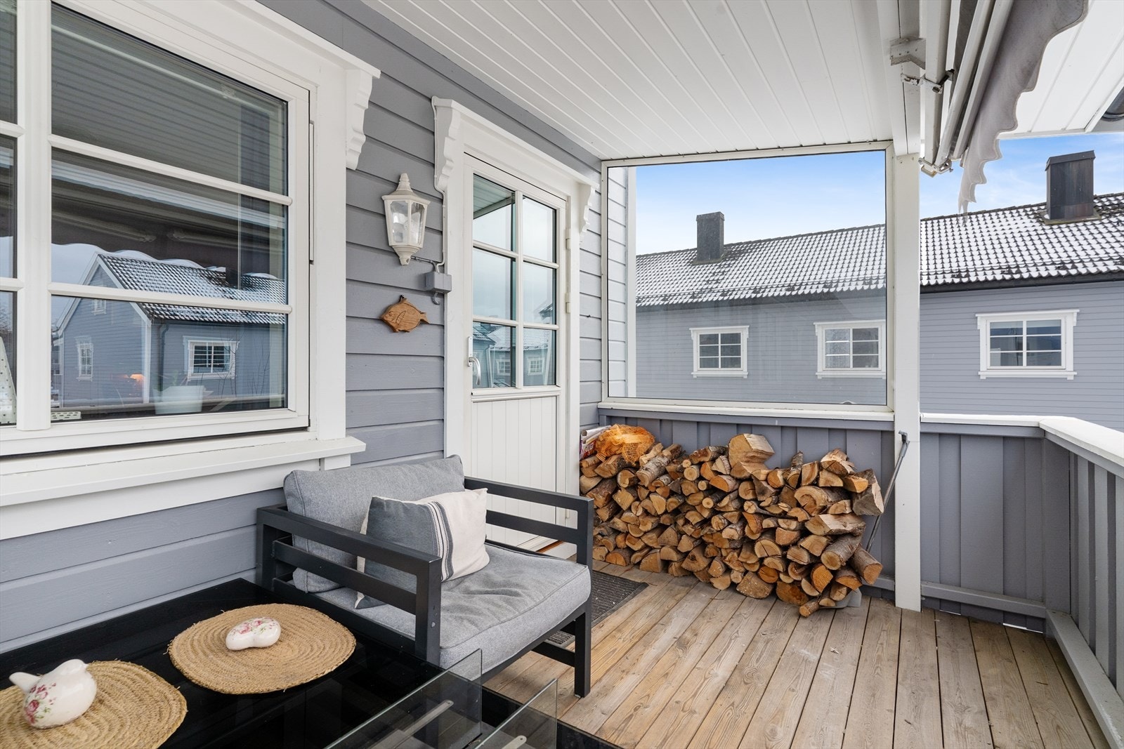 Overbygget balkong mot nordvest, med adkomst fra stuen. Borettslaget har byttet kledning, vinduer og verandadør, samt etterisolert og oppgradert verandaer i 2013. Galleribilde