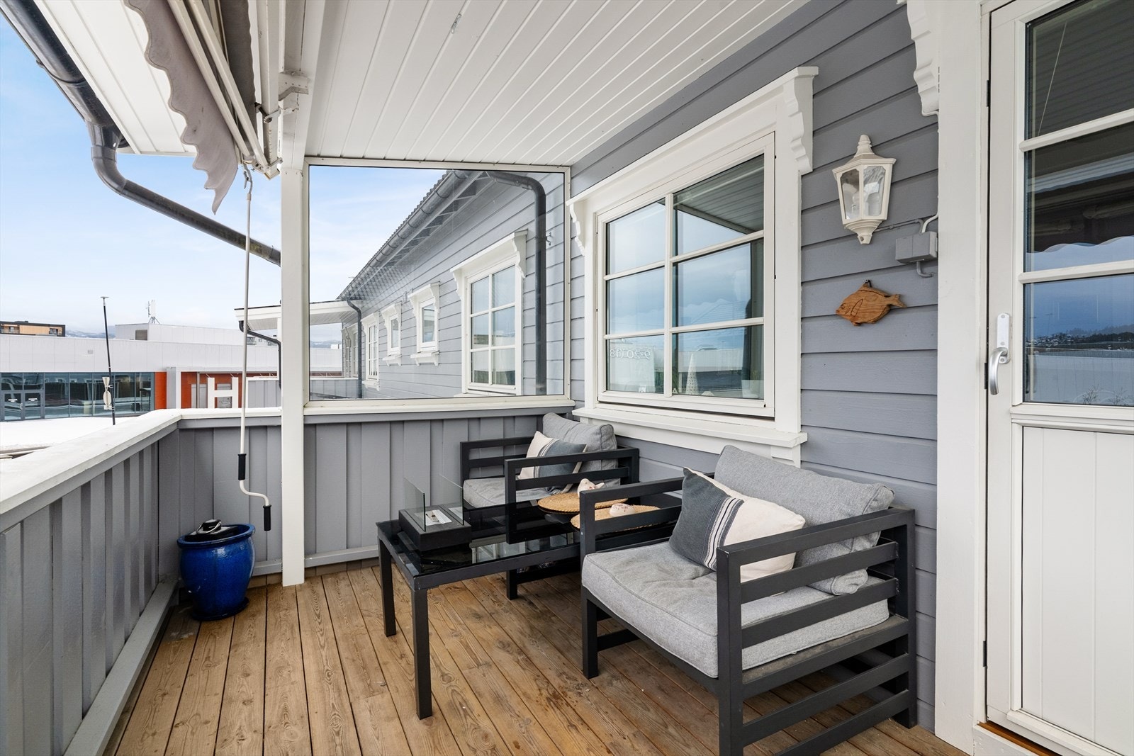 Leiligheten ligger fint til i 2. etasje og innehar en god planløsning. Romslig, overbygget balkong mot nordvest og egen biloppstillingsplass rett på utsiden. Galleribilde