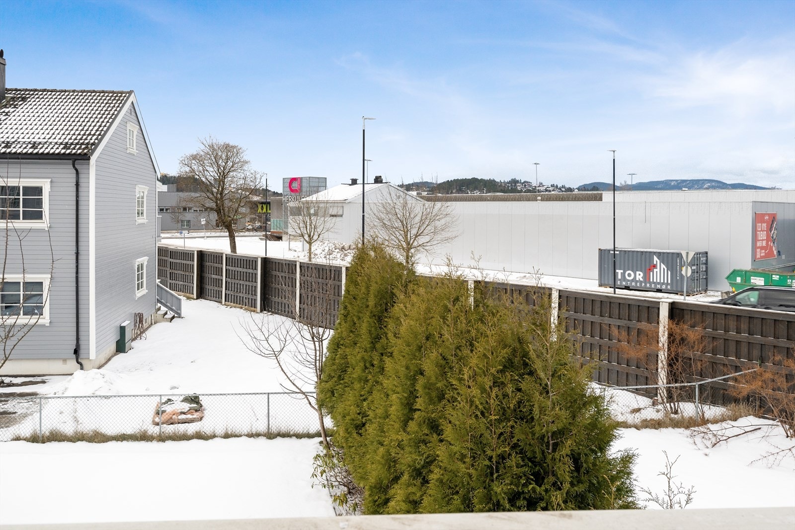 Balkongen er lun og romslig, med gode solforhold og fin plass til utemøbler. Den har rekkverk i malt trevirke, med levegg i glass på sidene og markise i front. Galleribilde
