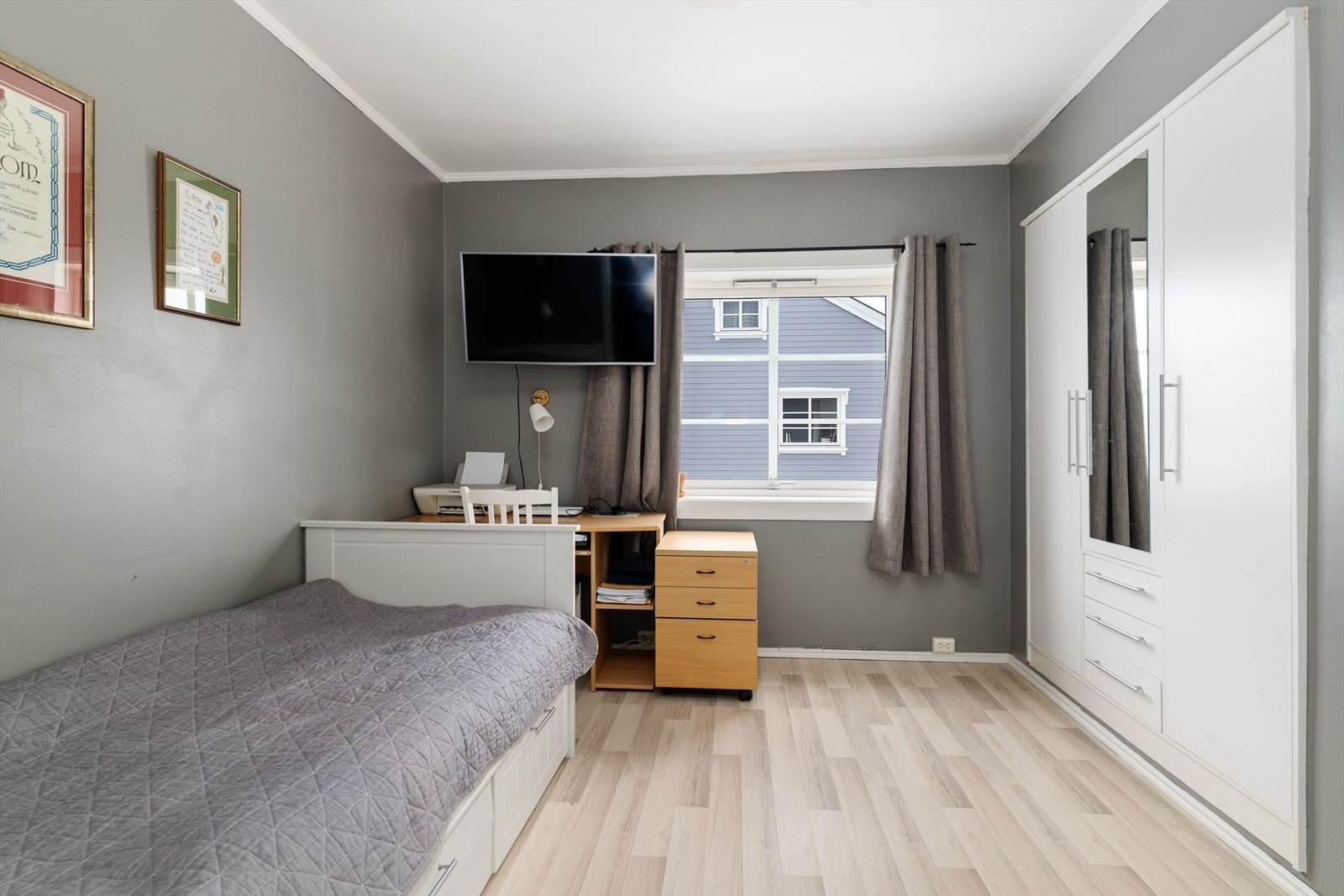 Det andre soverommet har god plass til diverse soveromsmøblement og innbygget garderobeskap for klesoppbevaring. Galleribilde