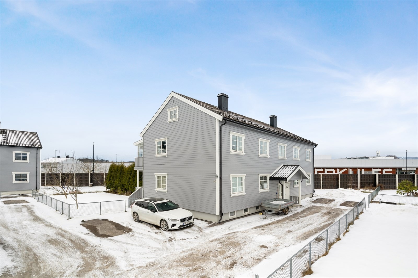 Det er foretatt drenering av alle firemannsboligene i 2020/21. I denne forbindelse ble det også etablert ny vann-, overvann- og spillvannsledning til kommunalt nett. Galleribilde