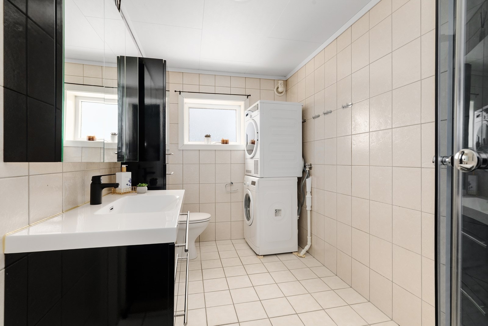 Flislagt bad pusset opp i regi av borettslaget i 2008. Badet har varmekabler i gulv, gulvmontert toalett og opplegg for vaskemaskin, samt avtrekksvifte i vegg. Galleribilde