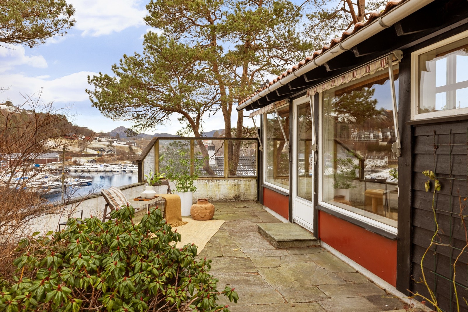 Med flere trær på eiendommen er uteplassen skjermet og har lite innsyn. Lettstelt naturtomt. Galleribilde