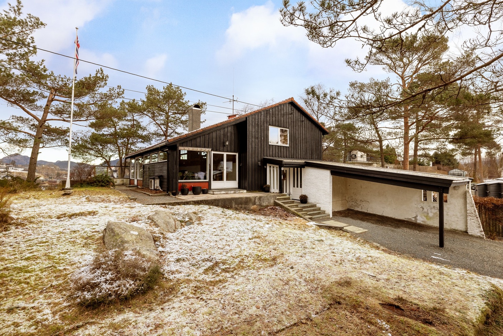 Boligen har godt med boder for oppbevaringsplass, samt en ekstern bod på ca. 7 kvm. Galleribilde