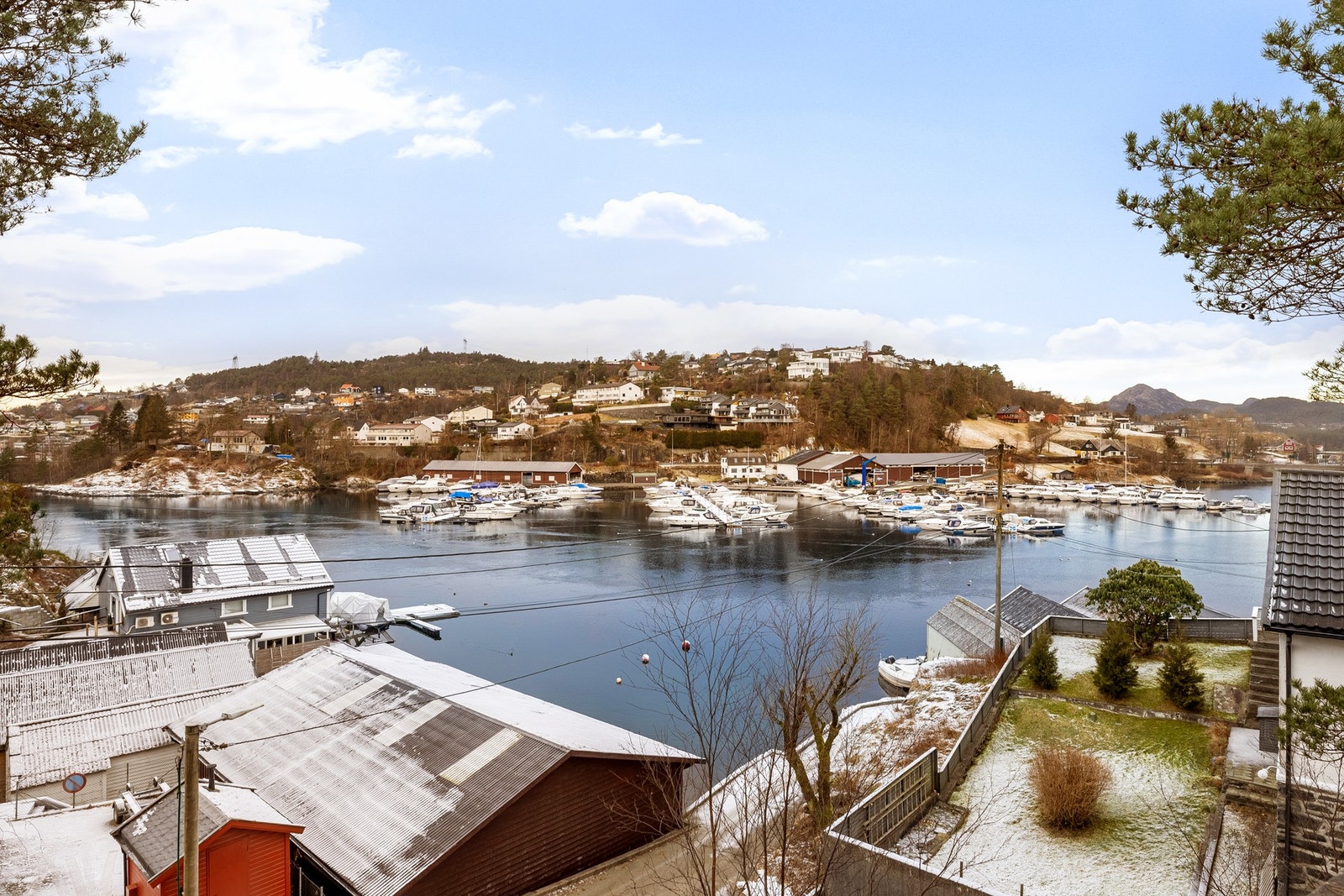 Nydelig utsikt over sjøen og båtforening. Her har du full kontroll på innseglingen til Nordåsvannet. Knappenfjellet sees i bakgrunnen. Galleribilde