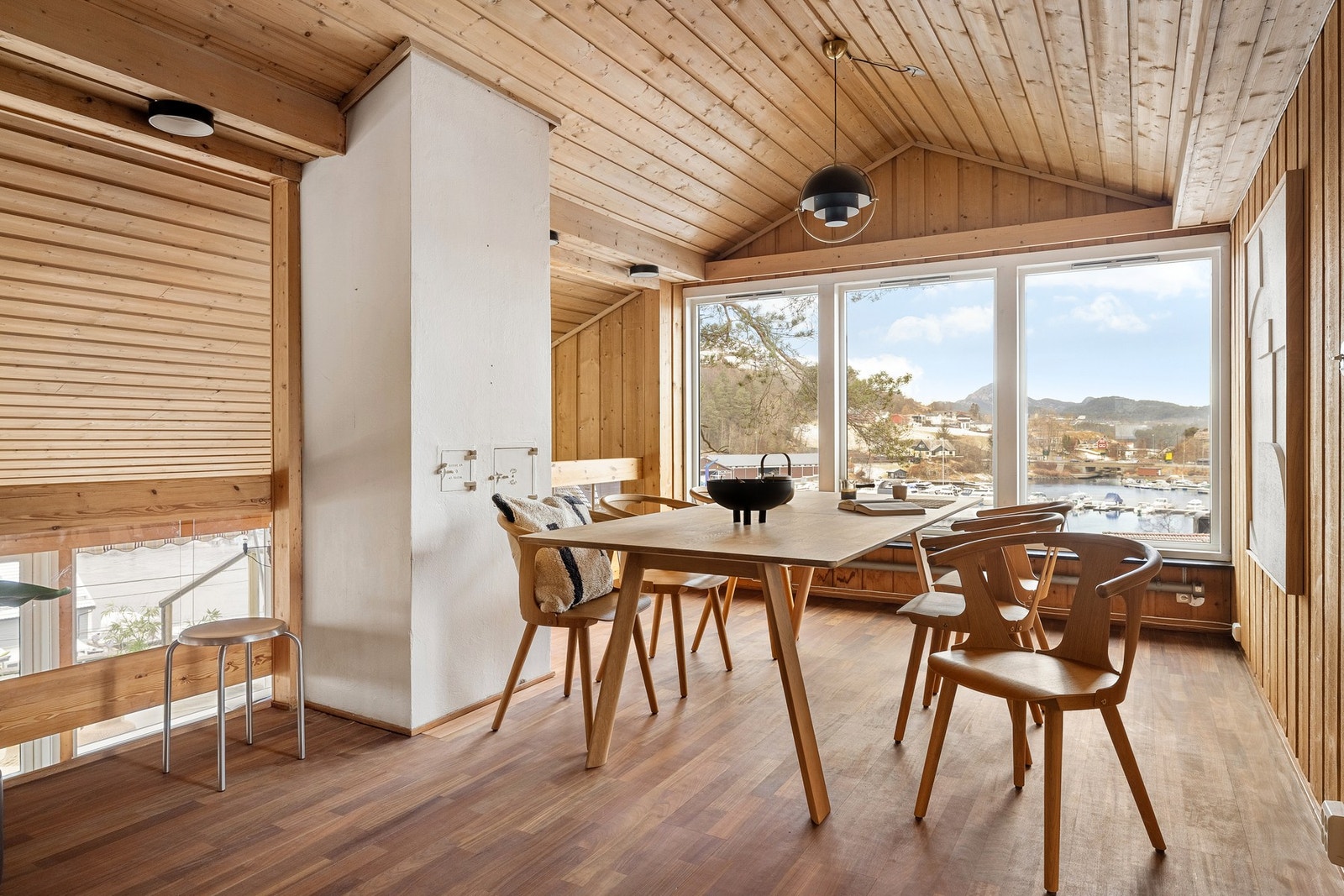 Opp neste halve etasje kommer vi til enda en stue - perfekt til å bruke til en spisestue like ved kjøkkenet. Nydelig utsikt mot nord. Lyderhorn sees i bakgrunnen. Galleribilde