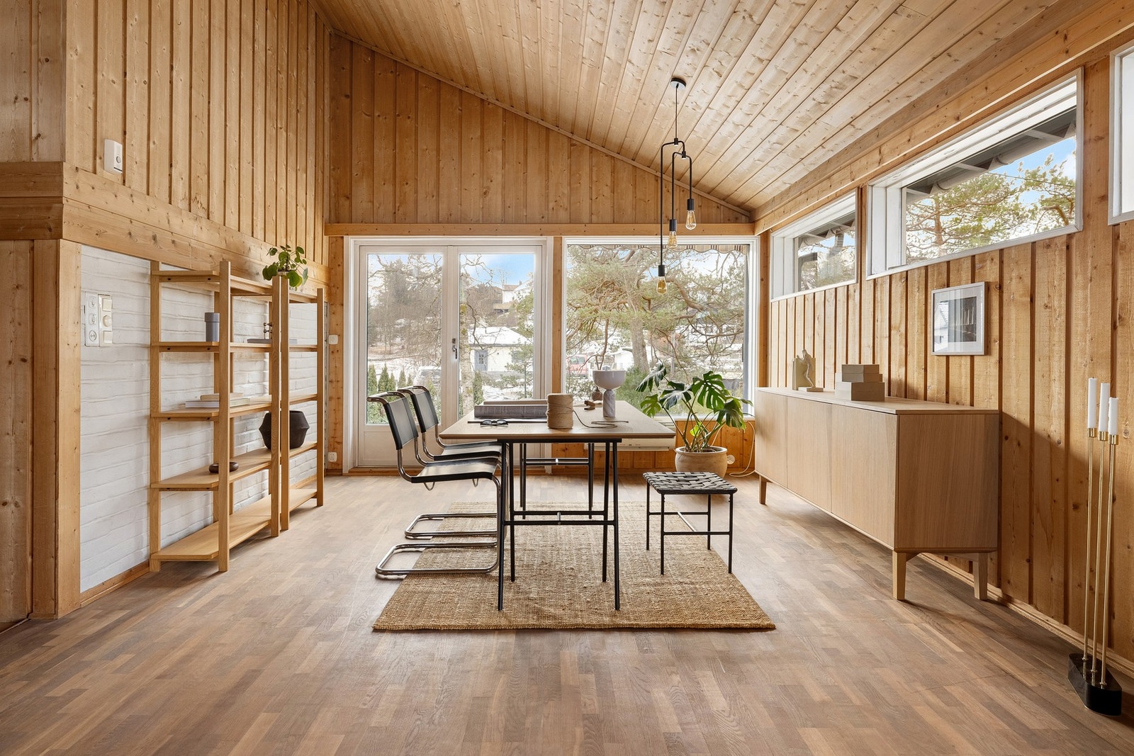 Dette er en arkitekttegnet enebolig med hage mot sør og uteplasser med gode solforhold fra morgen til kveld. Nydelig utsikt! Galleribilde