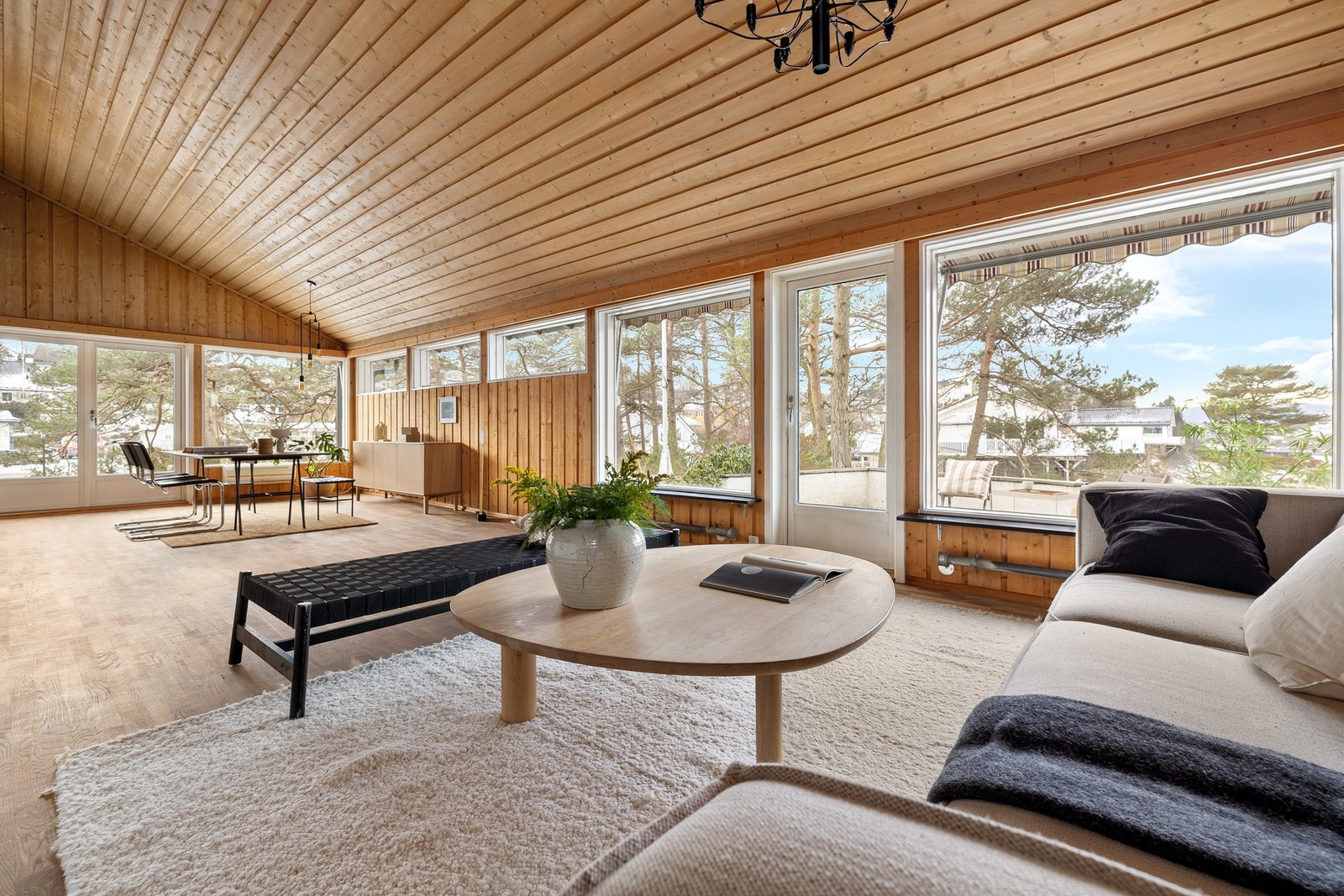 De store vindusflatene slipper inn godt med naturlig lys, og sammen med takhøyden skaper de en svært god romfølelse. Lite innsyn, masse utsikt. Galleribilde