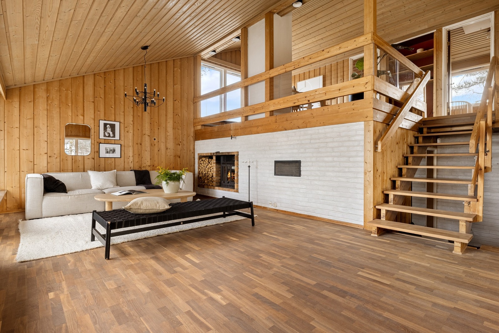 Halv-etasjene skaper et særpreg i huset og stedvis en svært god takhøyde. Pleksiglass mellom gjerdet i 2et. med tanke på barn. Galleribilde