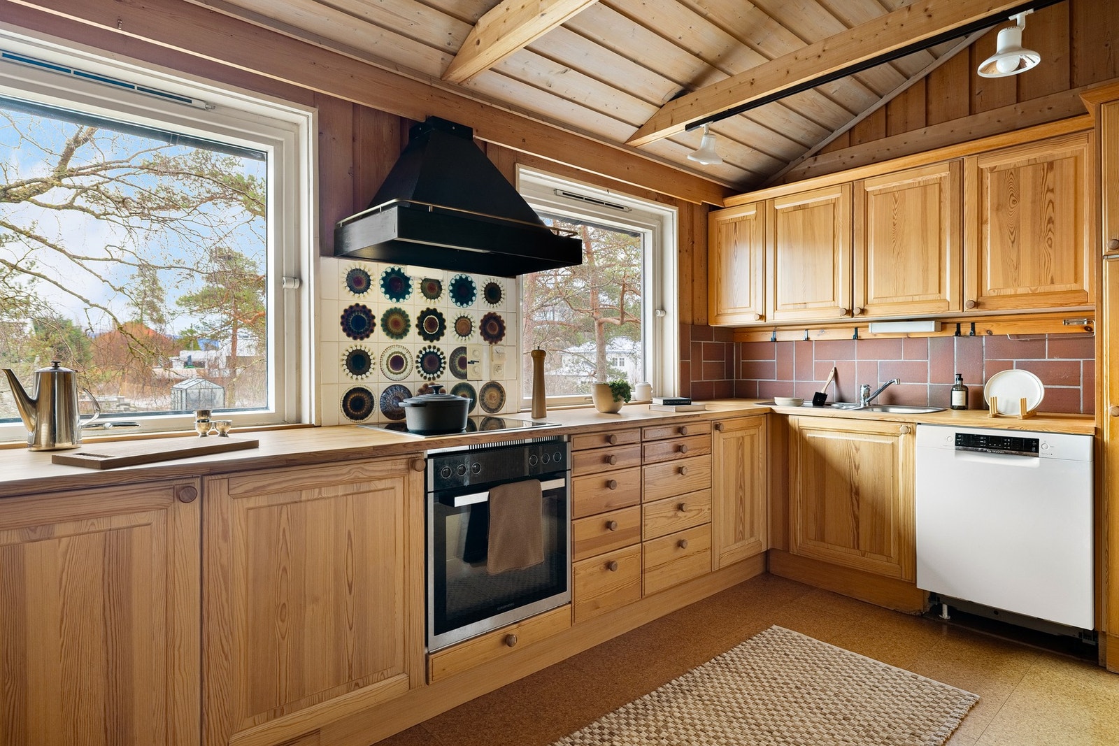 Det er i dag utstyrt med integrert stekeovn, platetopp og kjøleskap, og har opplegg for vaskemaskin. Galleribilde