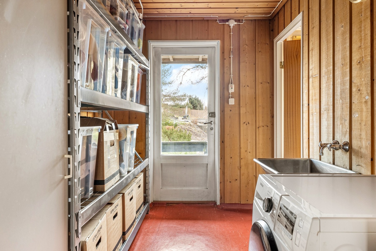 Det praktiske vaskerommet ligger også til i denne etasjen med egen inngang, opplegg for vaskemaskin og skyllekar. Galleribilde