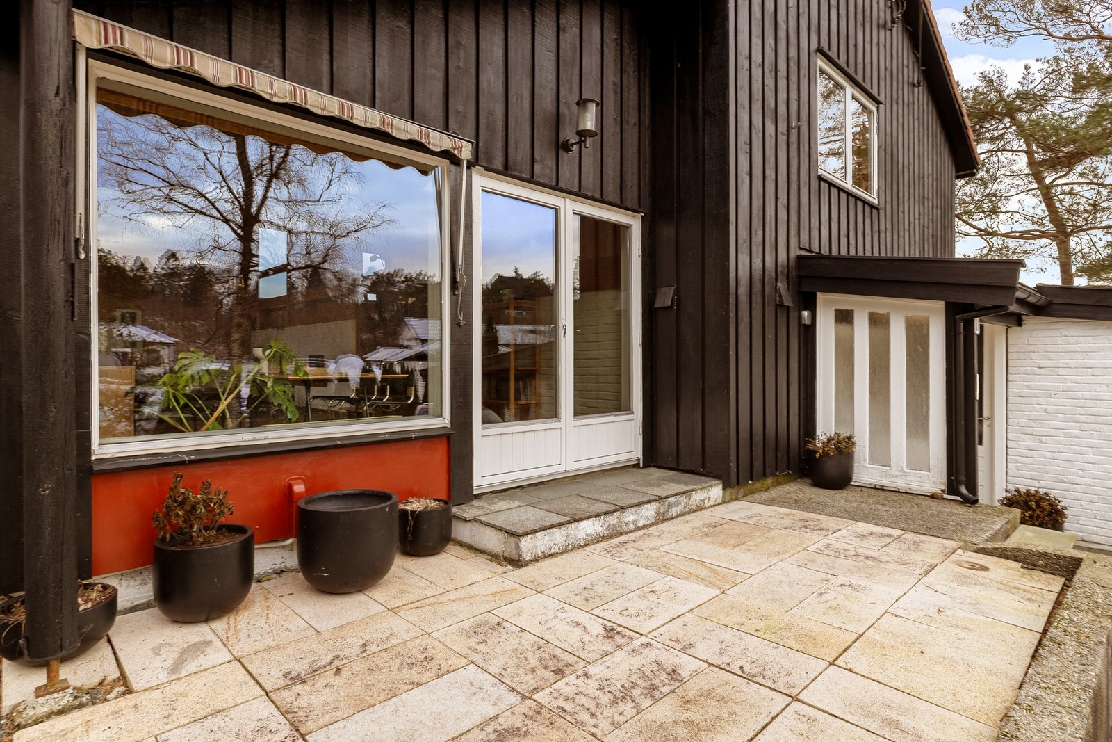 Uteplassen har to innganger til stuen i 1. etasje. Her fra sørsiden av huset. Galleribilde