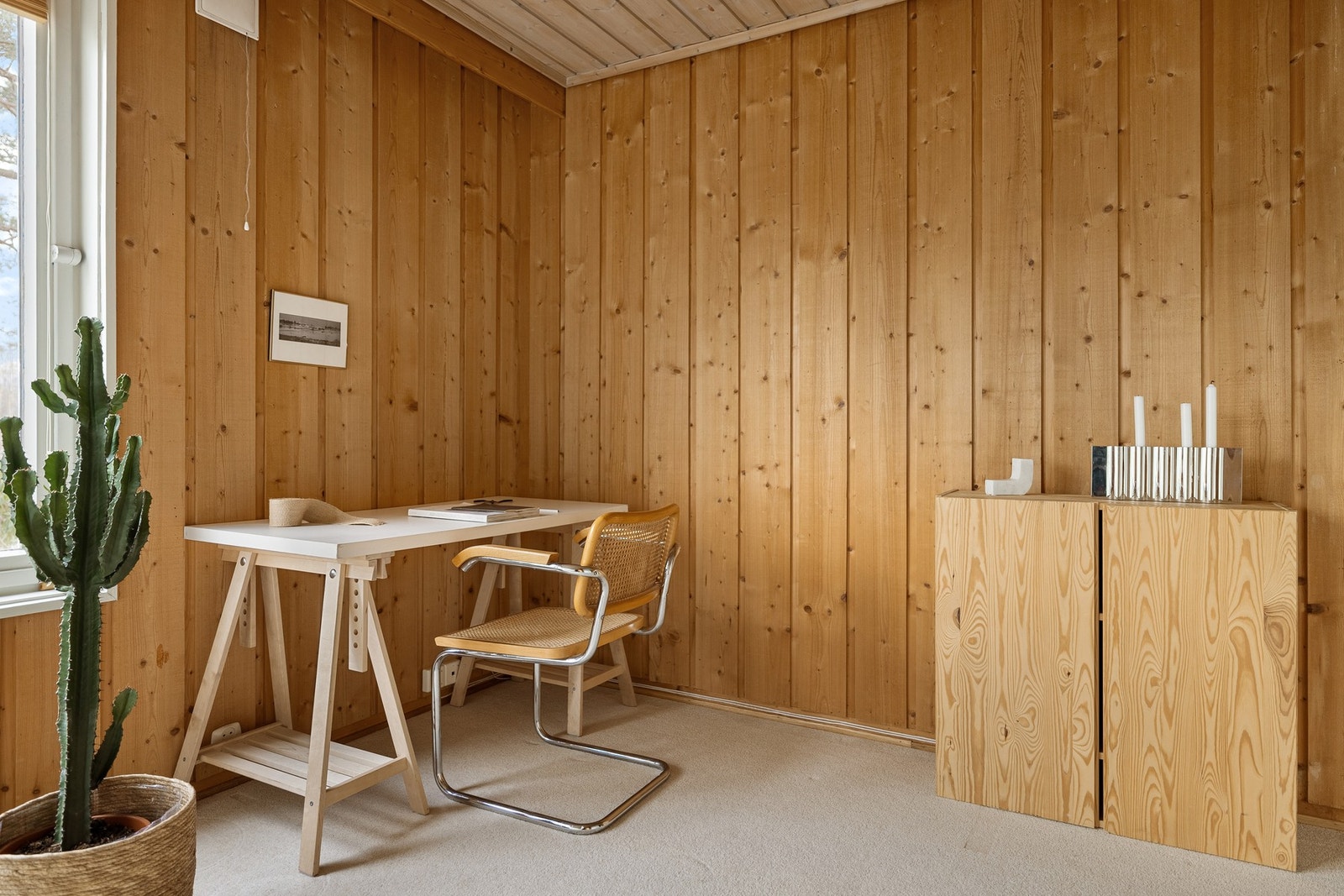 Begge er av god størrelse med plass til seng, nattbord og garderobeløsning. Galleribilde