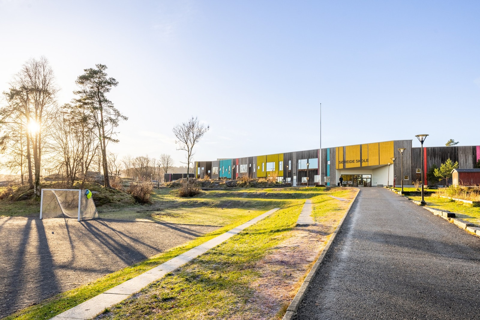 Kun en 5 minutters gange unna finner man Søreide skole. Det er ellers flere barnehager, butikker og bussforbindelser i gangavstand. Galleribilde