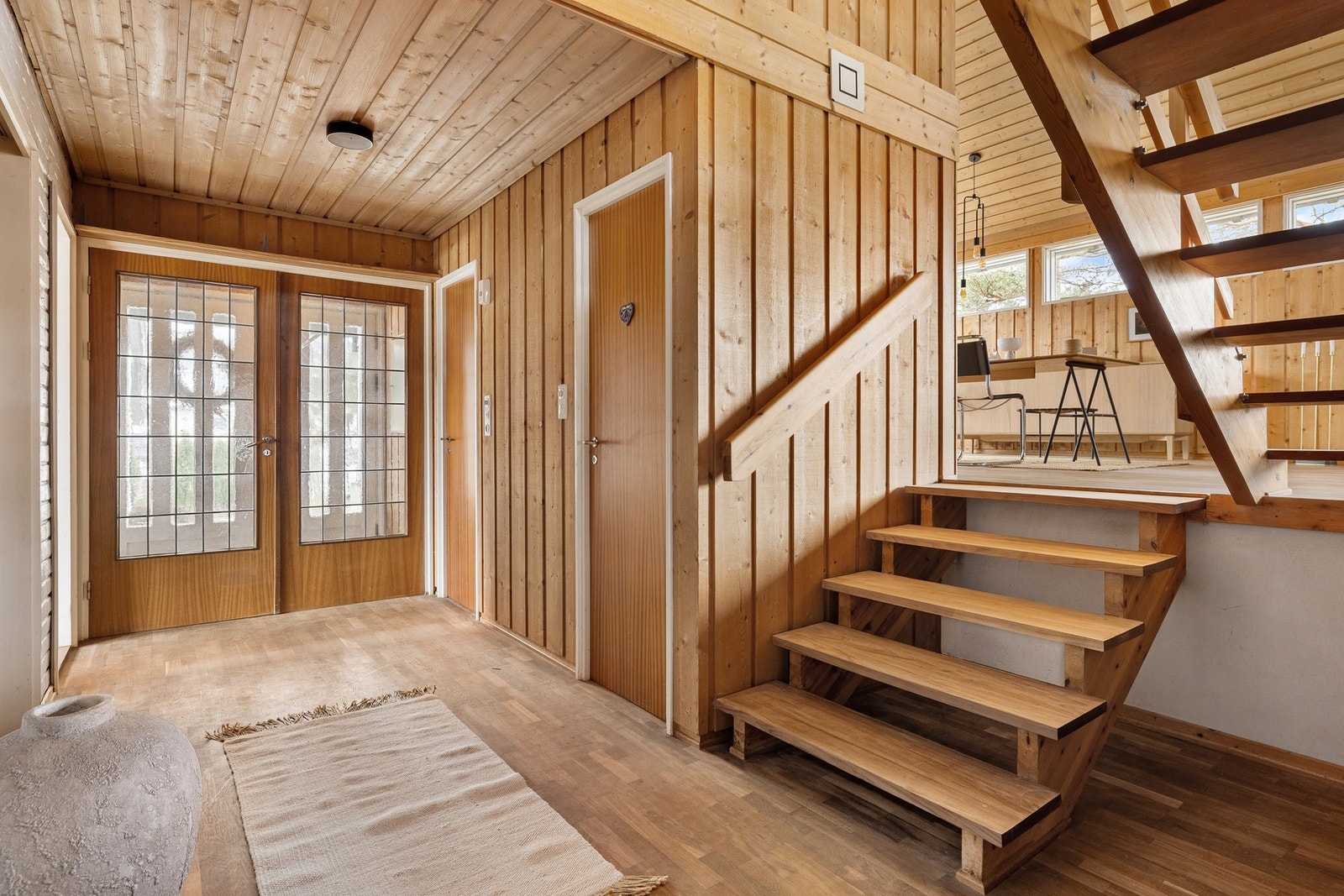 Gangen og entréen er av god størrelse med plass til oppbevaringsløsninger til yttertøy og sko. Galleribilde