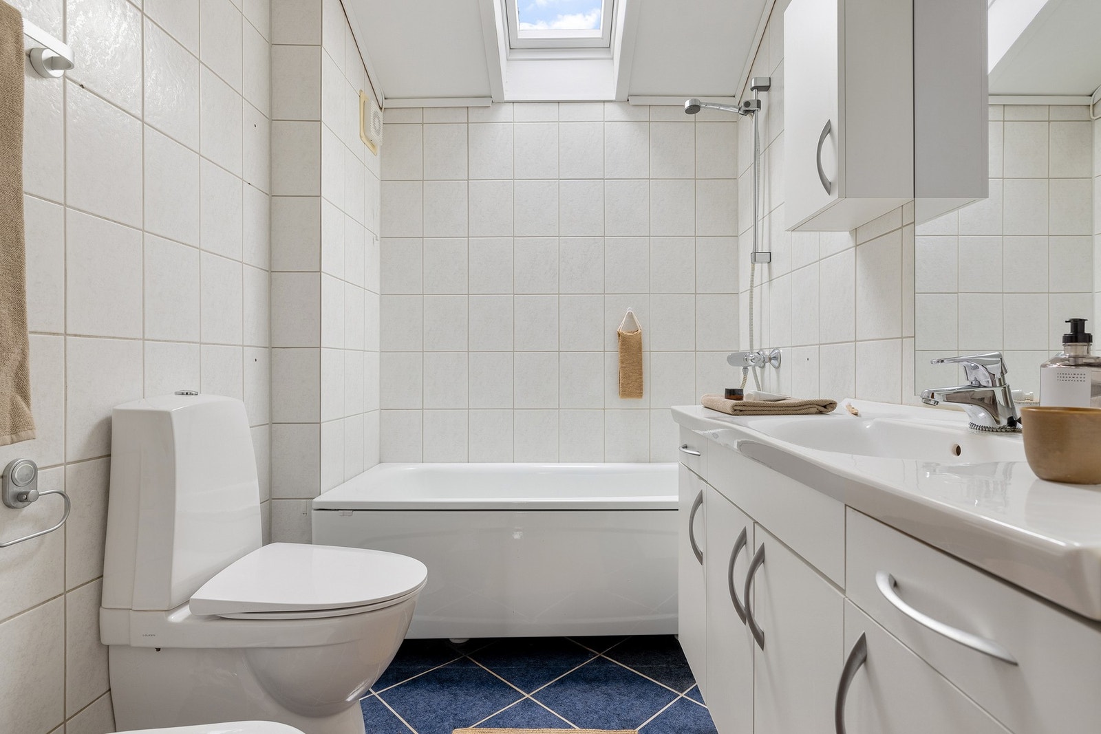 Hovedbadet ligger i denne etasjen og er helfliset med gulvvarme. Fra ca 1995. (litt uklart nøyaktig år) Galleribilde