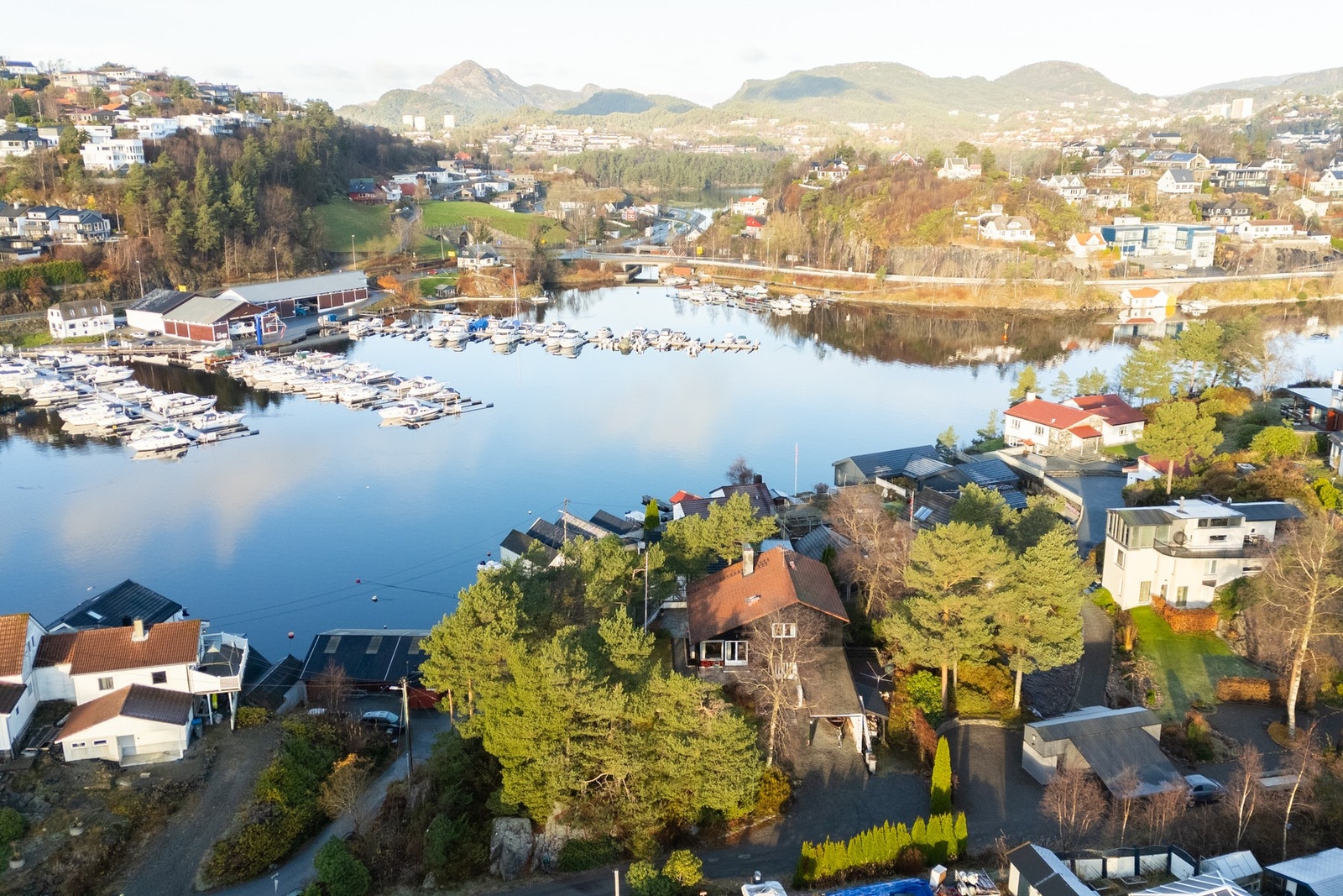 Boligen ligger pent til på et lite høydedrag. Strålende lokal beliggenhet. Her er det godt å vokse opp. Galleribilde