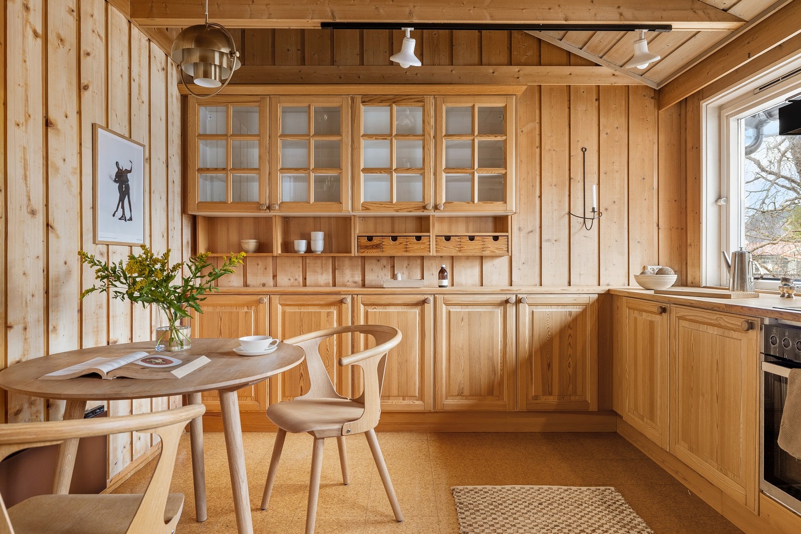 Kjøkkenet er av god størrelse og har en innredning fra profilerte fronter og benkeplate av tre. Galleribilde