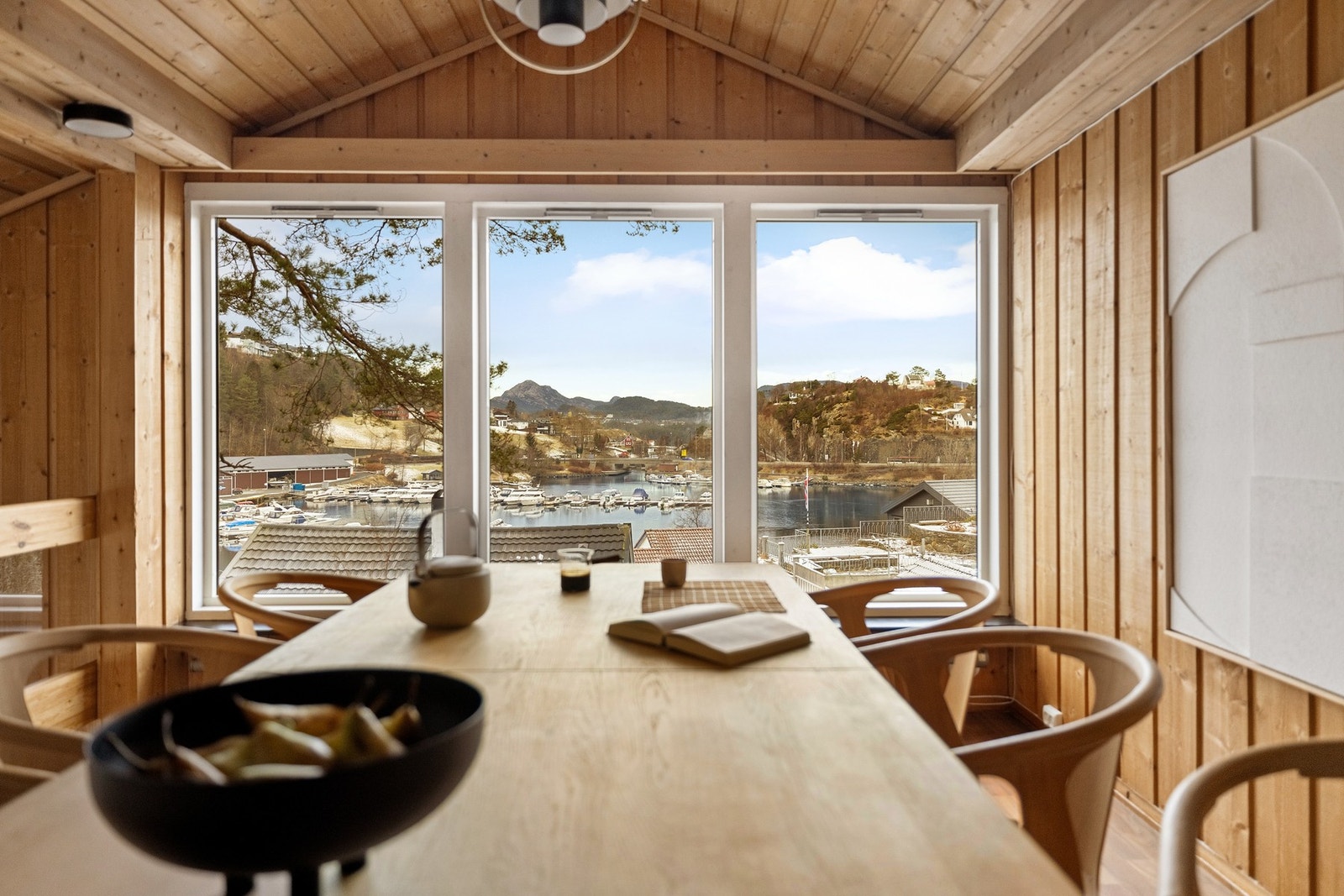 Her er det god plass til en spisegruppe av god størrelse. Galleribilde