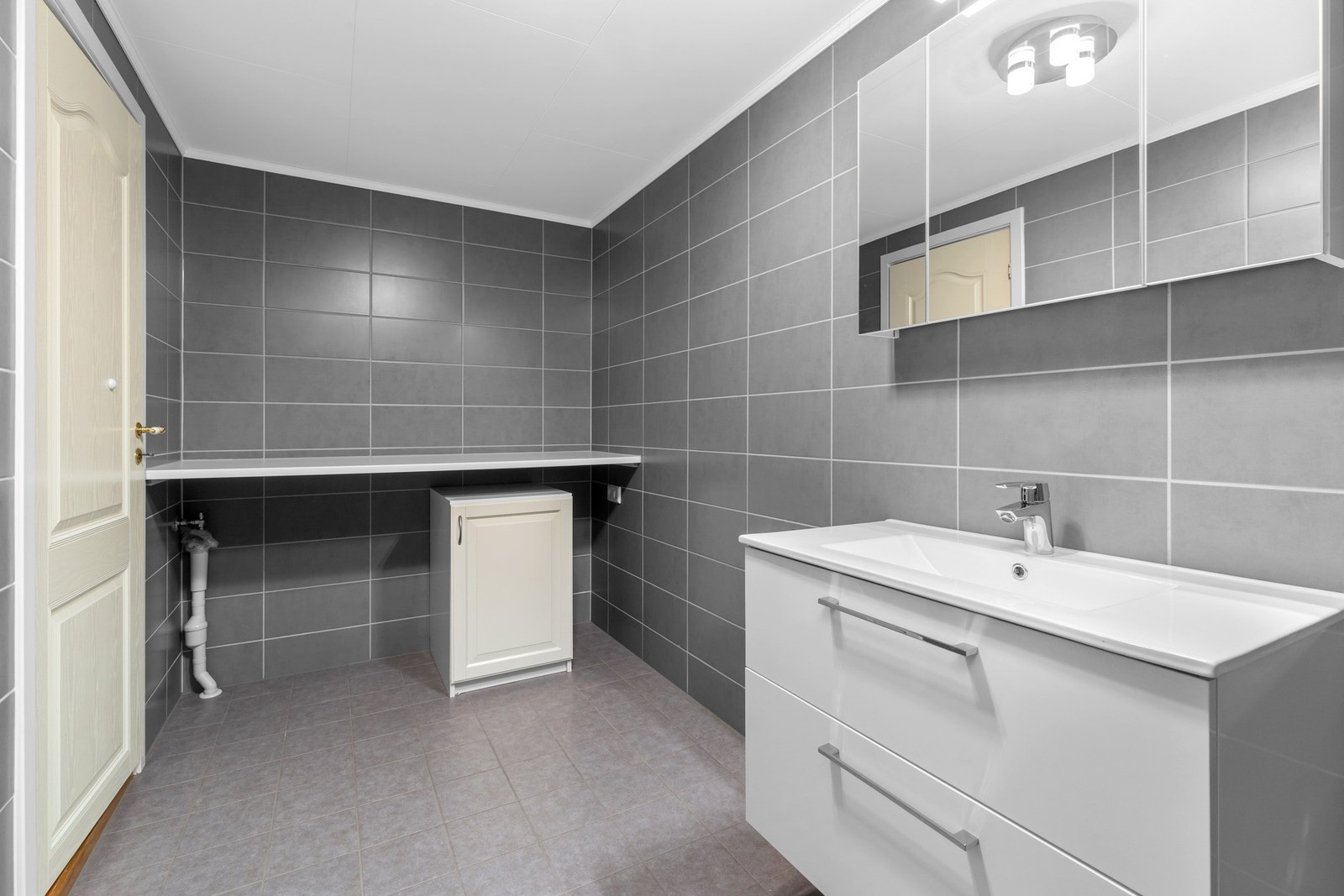 Opplegg til vaskemaskin er til venstre for døren. Galleribilde