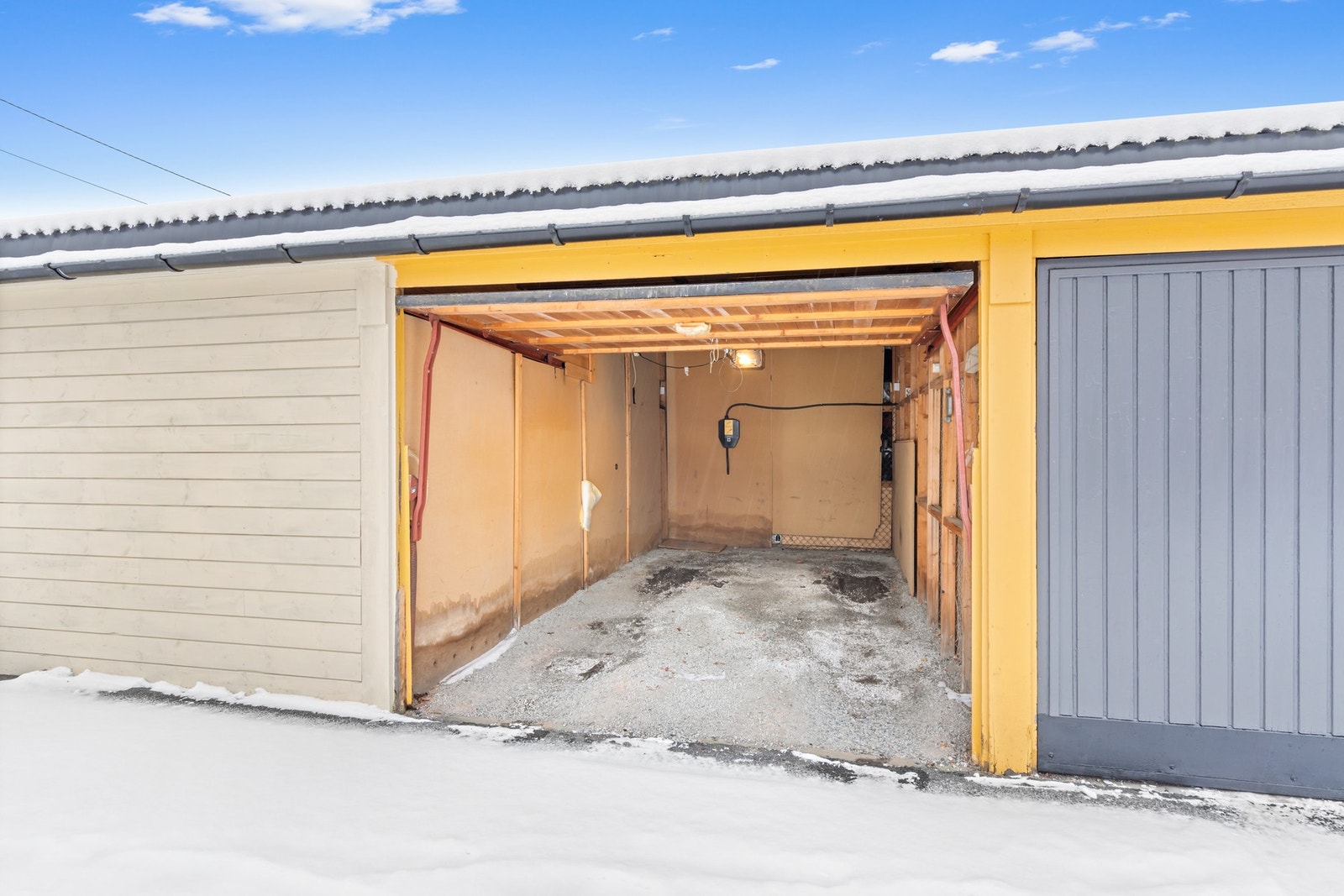 Med leiligheten følger det med en garasjeplass i felles garasjerekke. Galleribilde