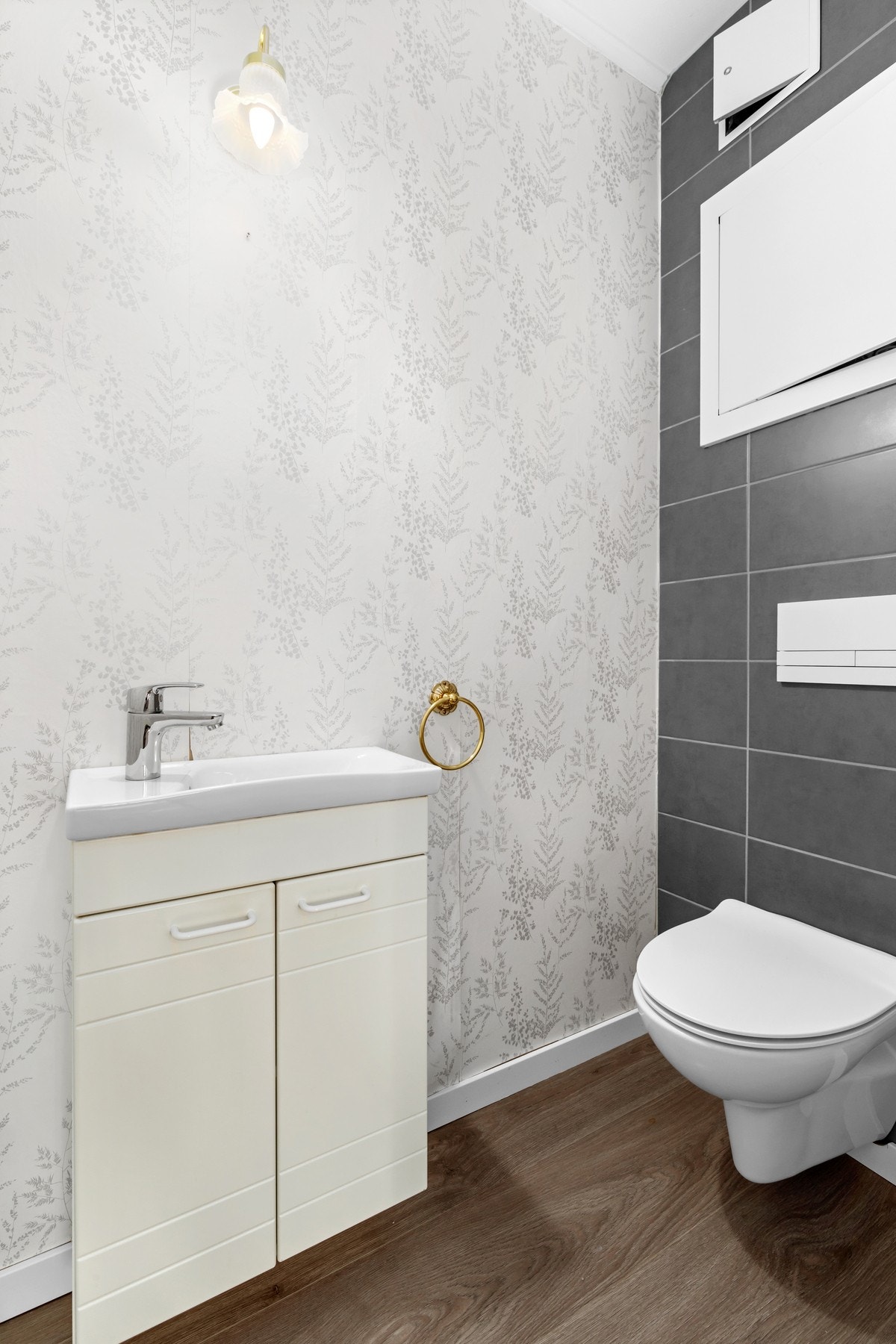 På toalettrommet er det montert en liten servantinnledning og veggtoalett med
innbygget sisterne. Galleribilde