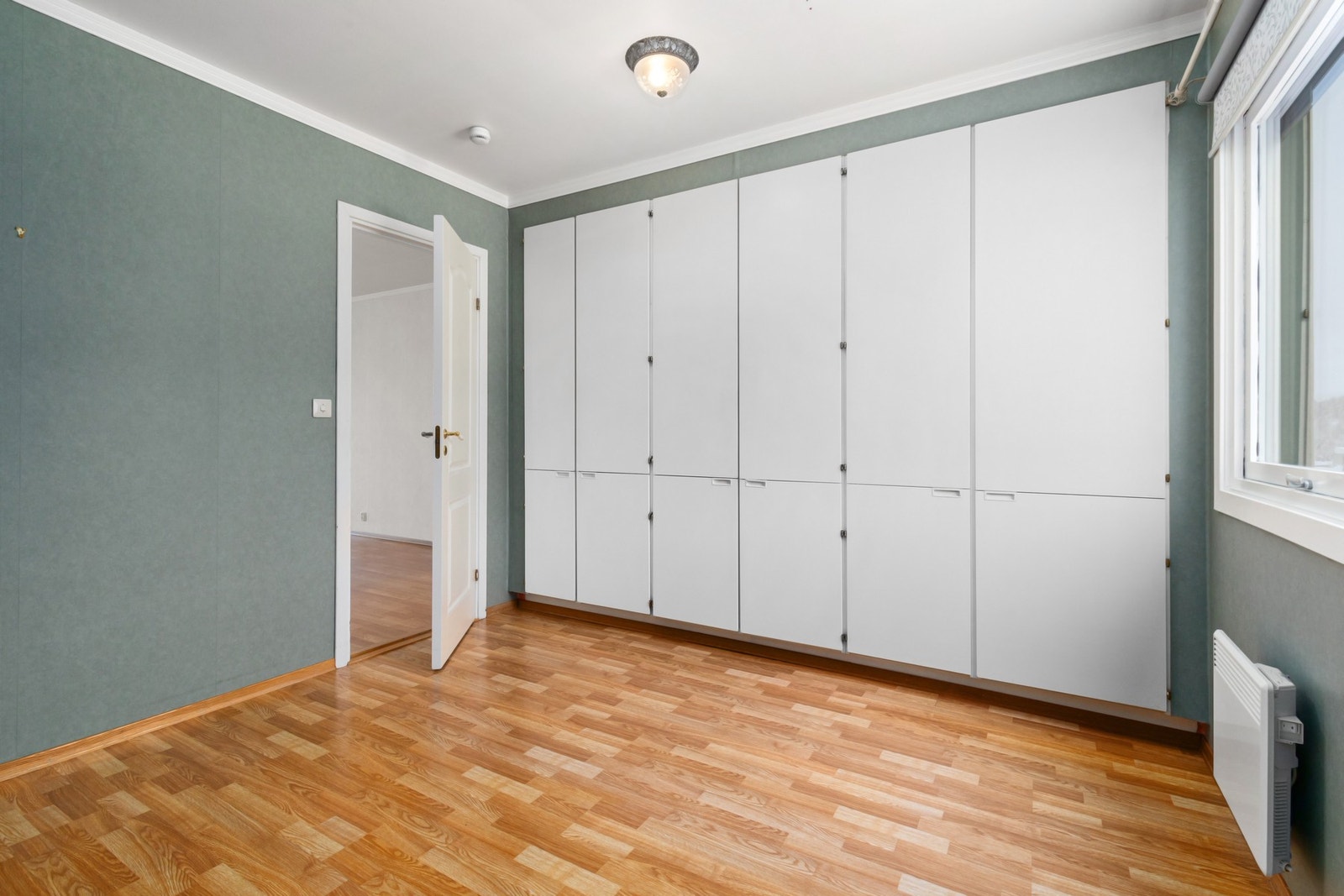 Her finner man også innebygd garderobeskap og panelovn på vegg. Galleribilde