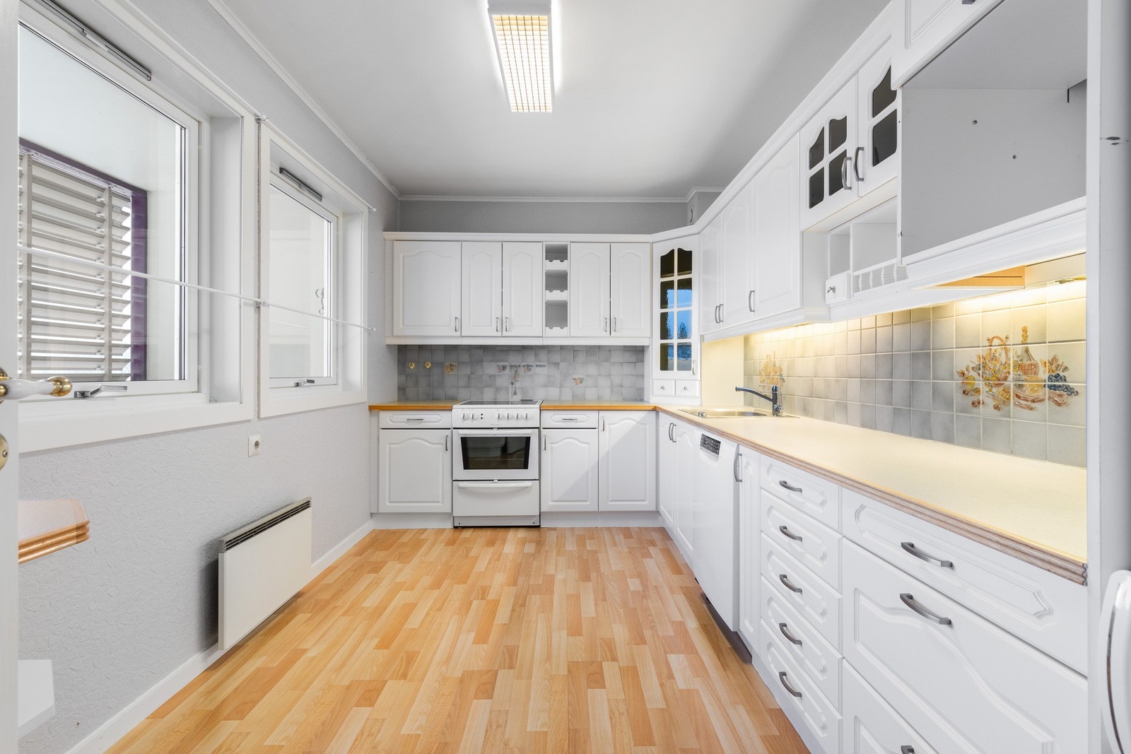 Kjøkkenet er romslig med mye skap- og benkeplass. Galleribilde