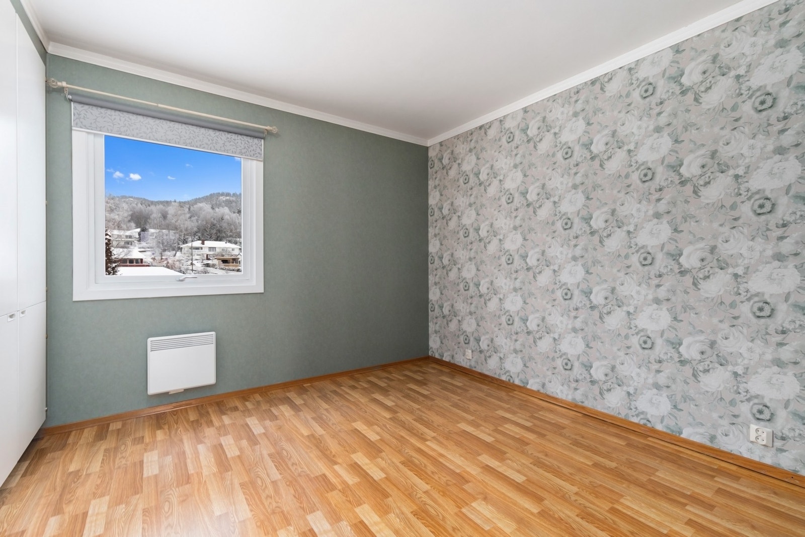 Soverom nr. 3/hovedsoverom har inngang fra stuen/spisestuen. Galleribilde